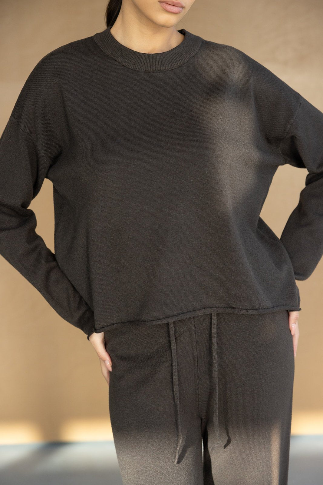 אישה לובשת סט טרנינג שחור לנשים, גזרה רחבה, מתאים לאופנת חורף ונערות