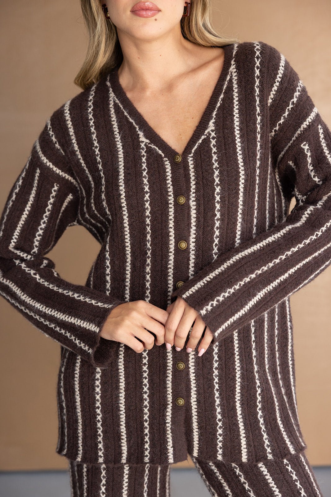 קרדיגן חום עם פסים לבנים, כפתורי זהב, אופנת חורף לנשים