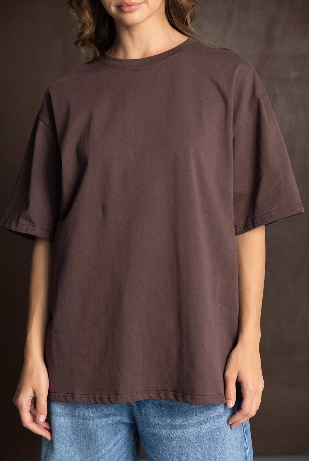 חולצת טי שירט חומה לנשים, מראה קז'ואל, עם ג'ינס כחול, אופנה צעירה