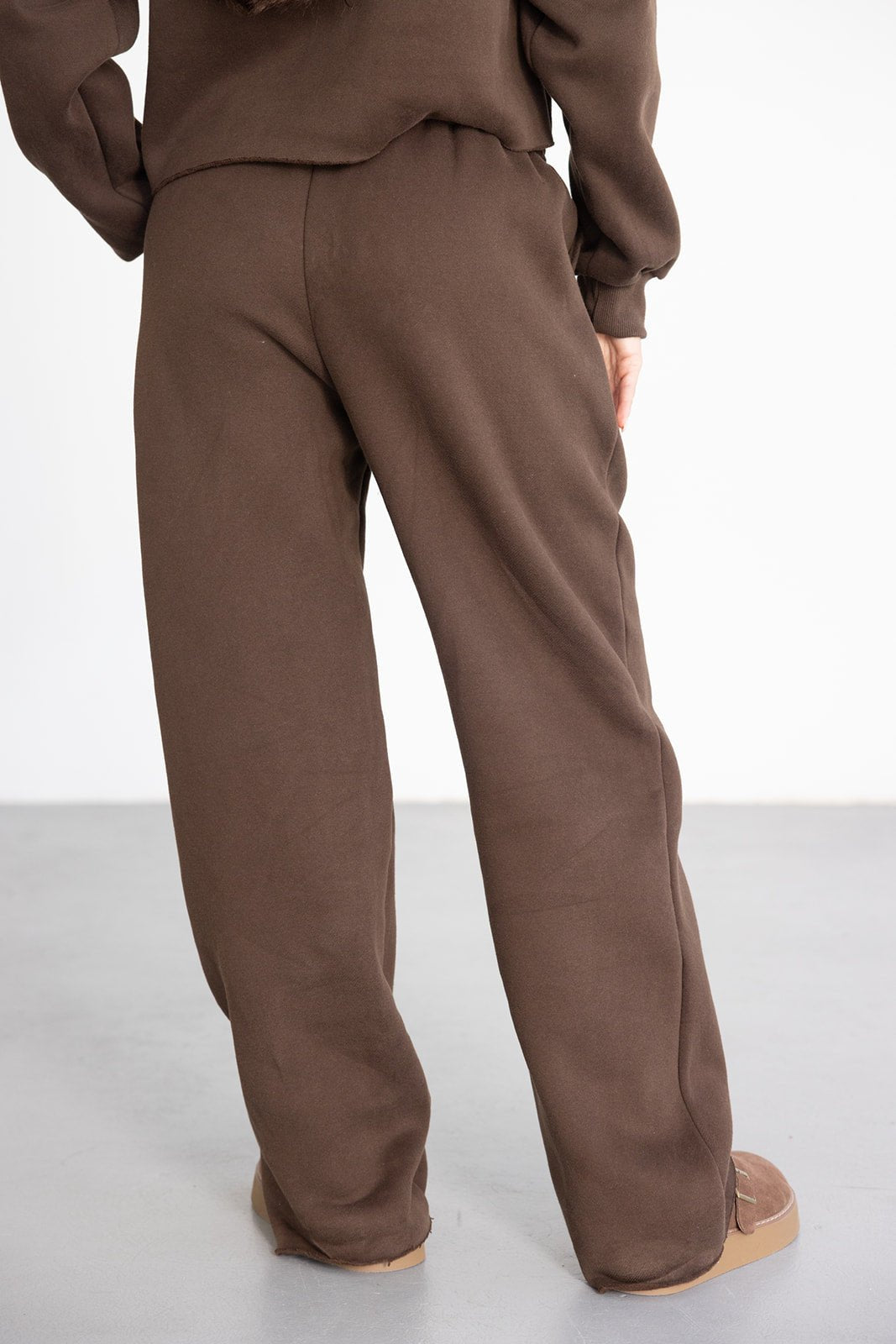 מכנסי טרנינג חומים לנשים בגזרה רחבה, בד נעים, סטודיו אופנה צעירה