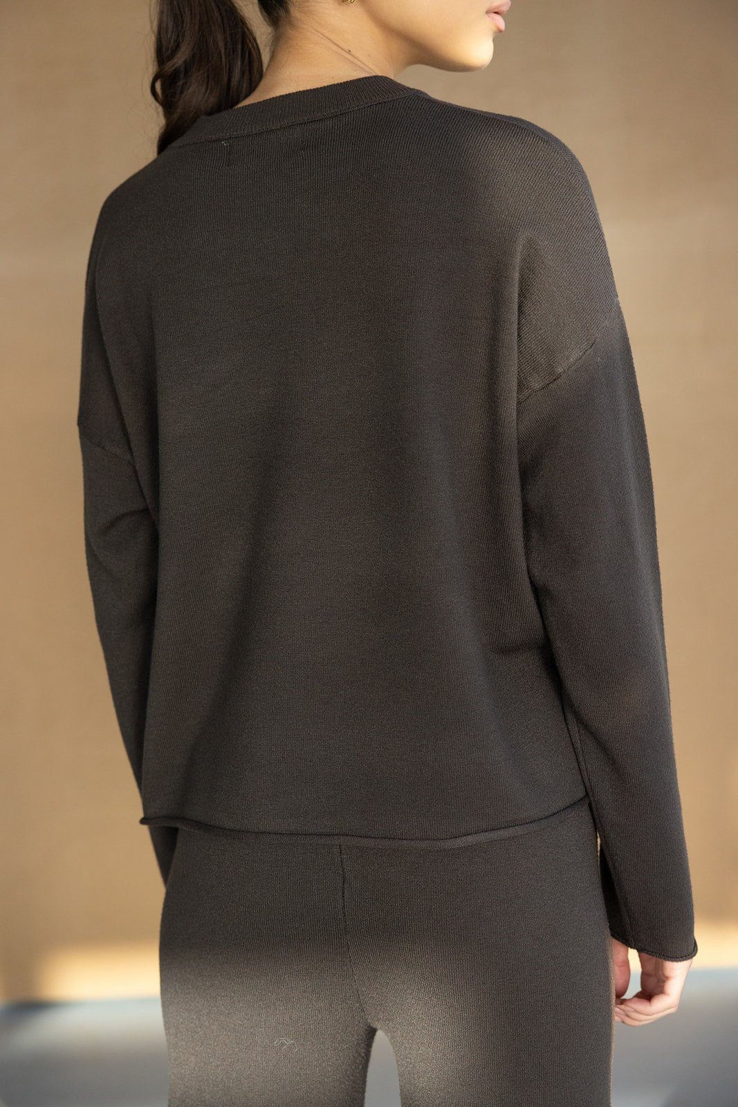 סט בגדי נשים שחור, חולצה ומכנסיים, מבד נעים בגזרה מודרנית לאופנה יומיומית