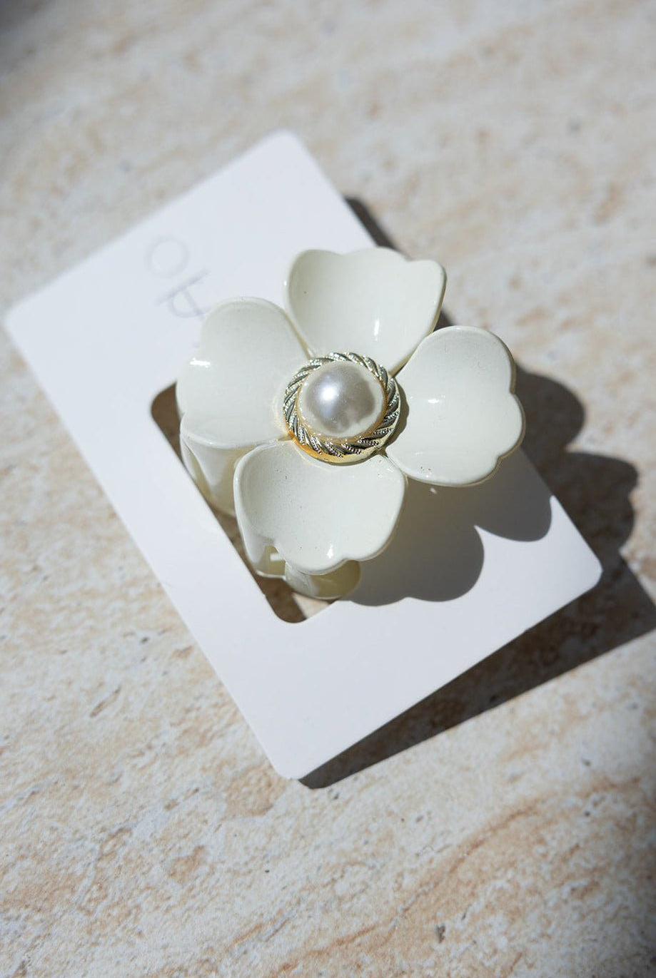 סיכת שיער פרח לבן עם פנינה, אקססוריז אופנתי לנשים על גבי כרטיס תצוגה