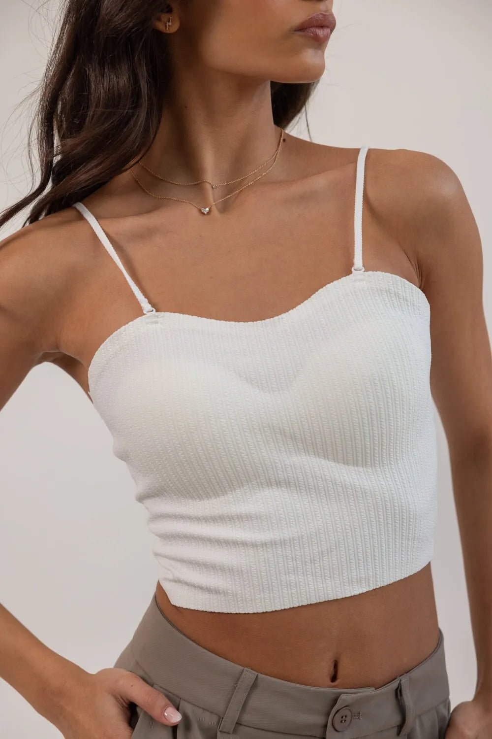 טופ ריב לבן עם כתפיות דקות לנשים, בגדי אופנה קז'ואל לנערות