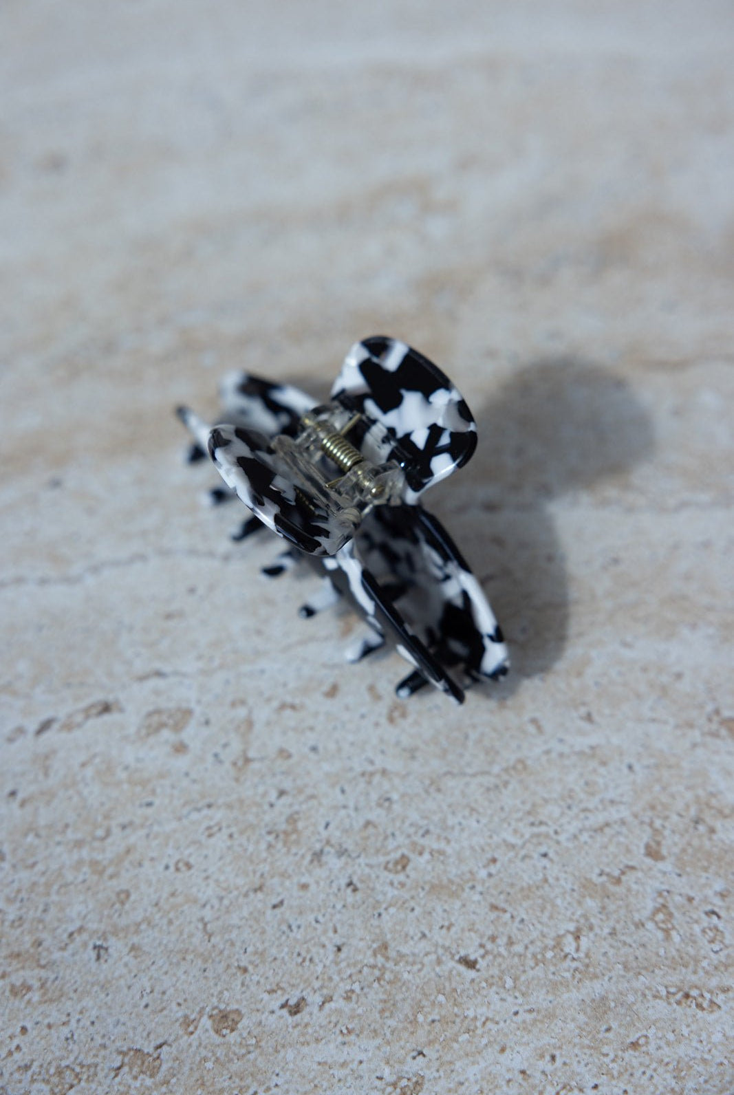 סיכת שיער קלאמר בשחור לבן בדוגמת שיש, אביזר אופנה מעוצב לנשים