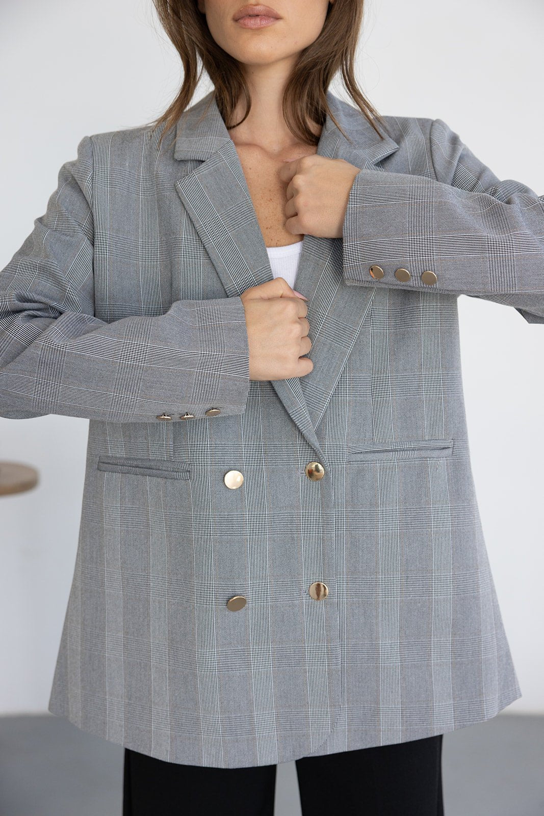 בלייזר משובץ לנשים בגזרה רחבה עם כפתורים זהובים, לוק אופנתי קז'ואל לעבודה