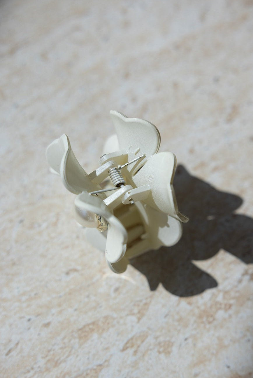 קליפס שיער קרמי קטן בצבע שמנת על רקע מרצפות בהירות, אקססוריז לנשים