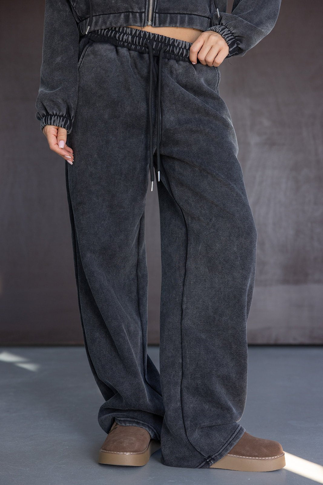 מכנסי טרניג' נשים שחורים בגזרת אוברסייז ובד דמוי ג'ינס, אופנה לנערות וצעירות