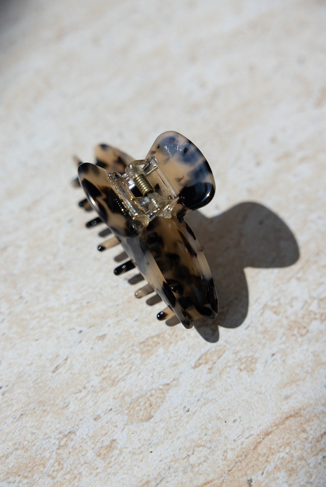 סיכת שיער טרנדי בצבע מנומר, אקססוריז אופנתי לנשים ונערות, צילום על רקע בהיר