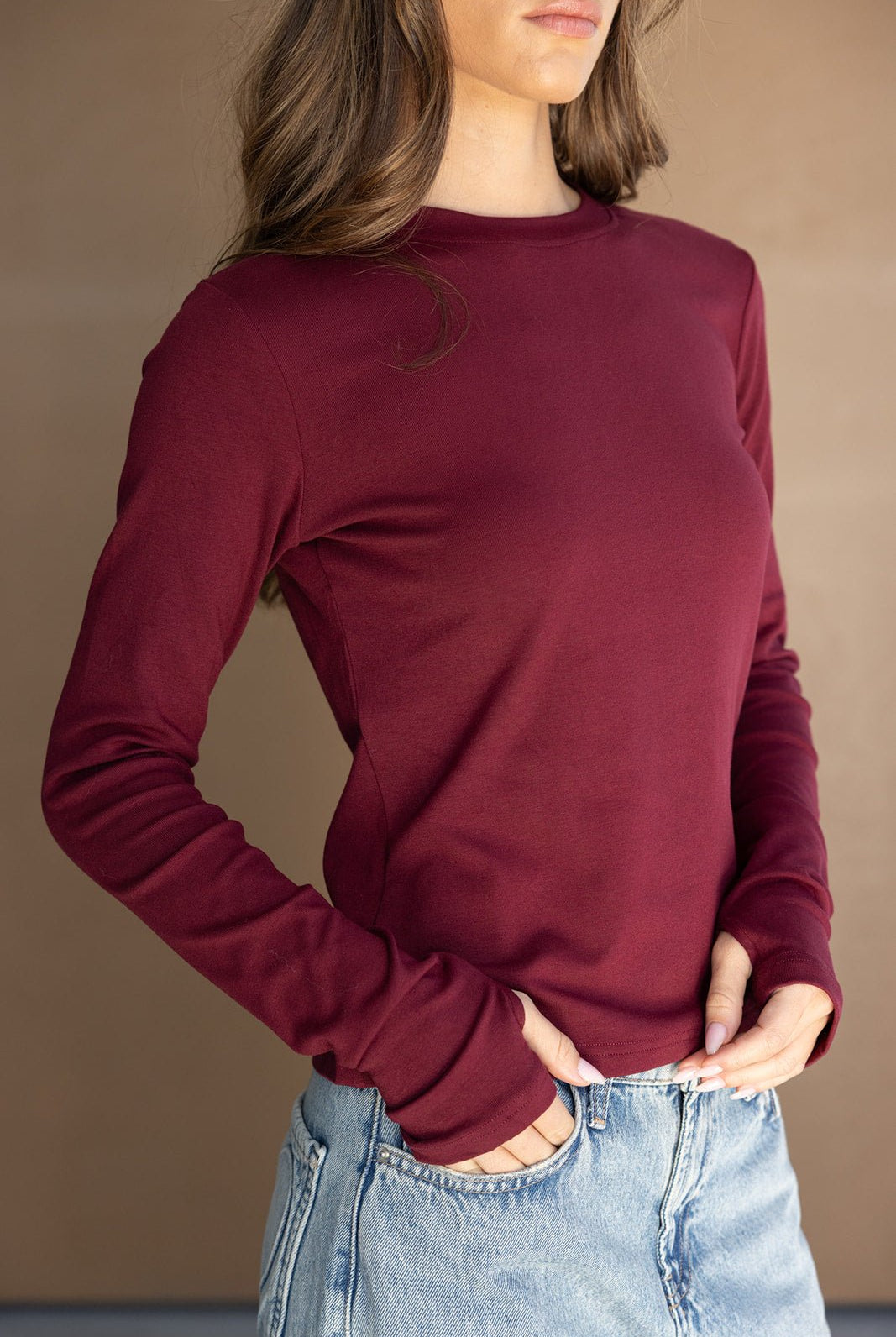 חולצת נשים ארוכה בורדו עם שרוולים ארוכים, משולבת עם ג'ינס בהיר, אופנה לנשים צעירות