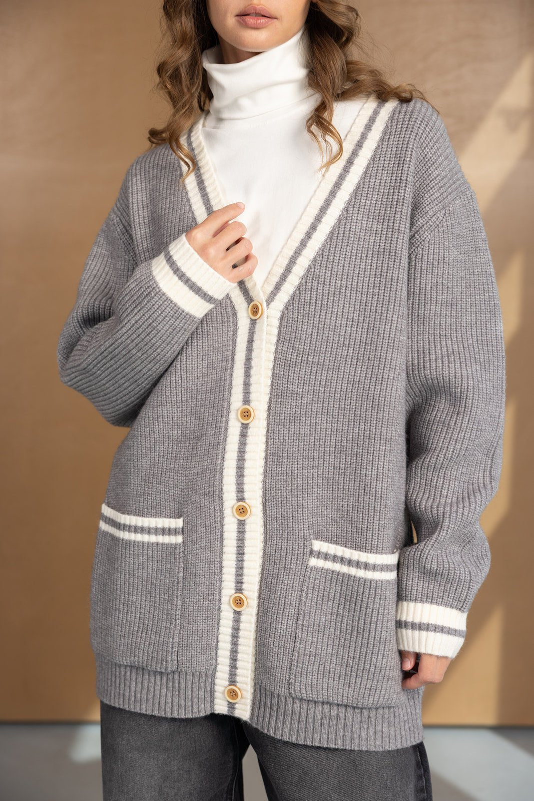קרדיגן סרוג לנשים בגוון אפור עם כפתורים, שרוולים רחבים וצווארון וי, סטייל חורפי אופנתי