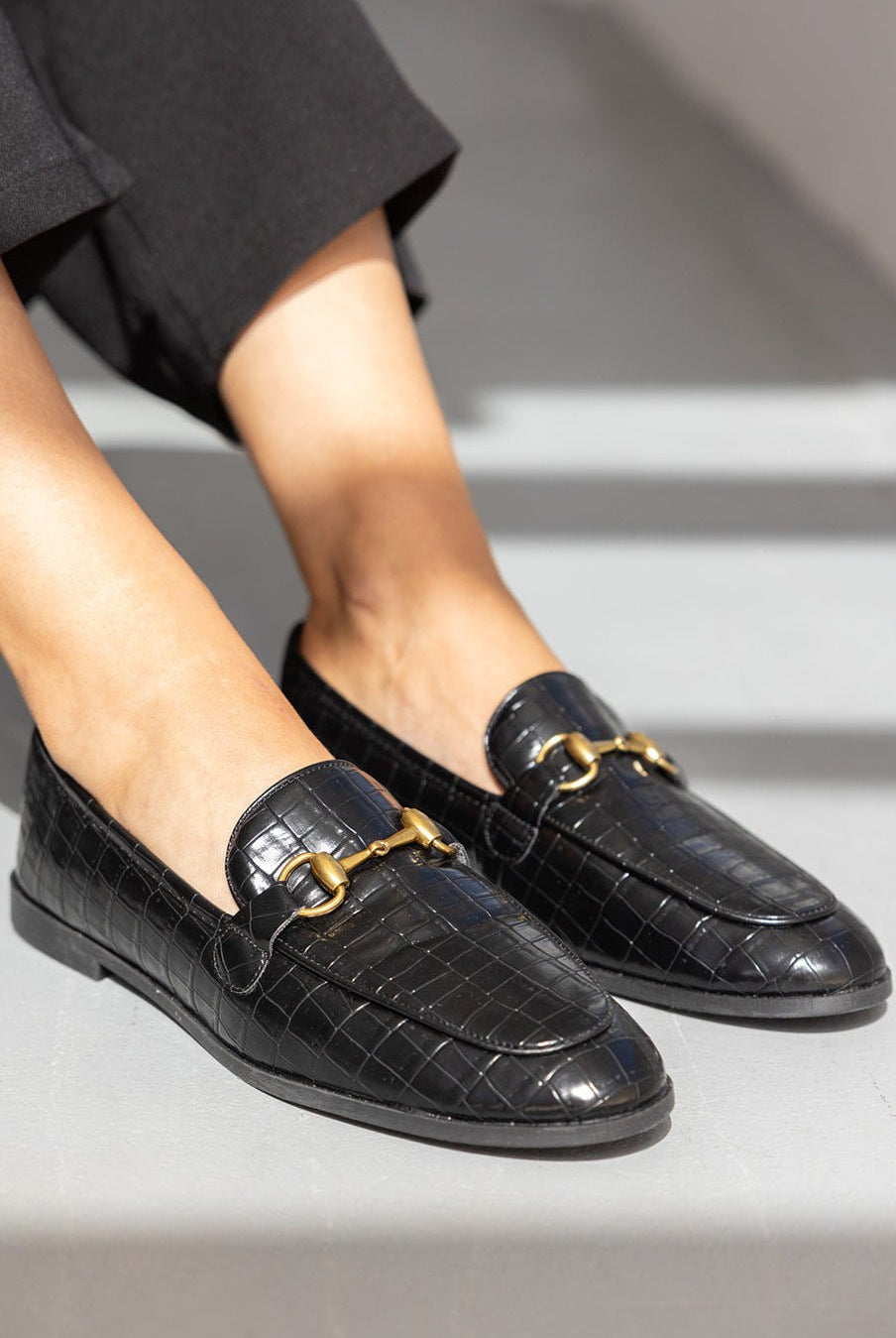 לופר נשים בצבע שחור דמוי עור קרוקו עם אבזם מוזהב, נעליים אלגנטיות לאופנת נשים