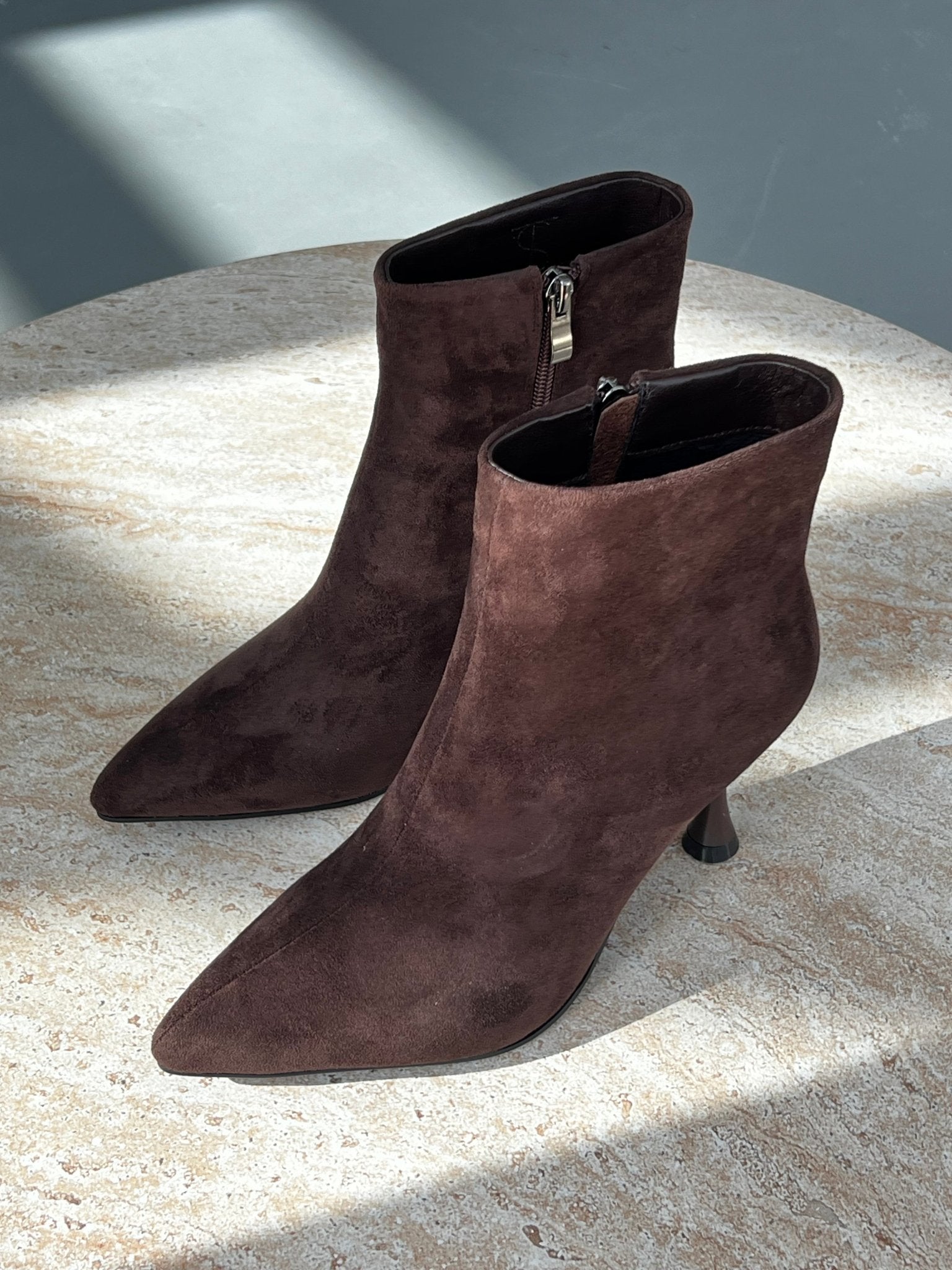 מגפונים חומים לנשים מעור זמש עם עקב דק ונעילה בצד, אופנת חורף לנערות