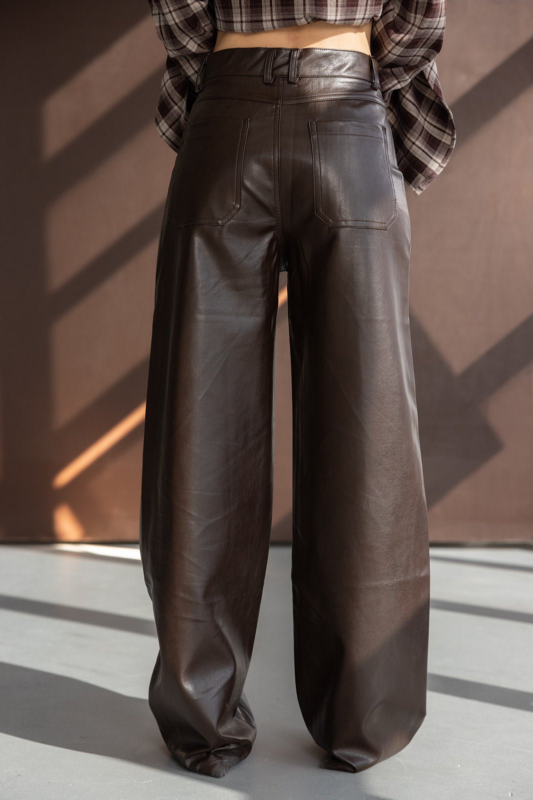 מכנסיים רחבים מבד דמוי עור חום לנשים, בגזרה גבוהה עם כיסים אחוריים