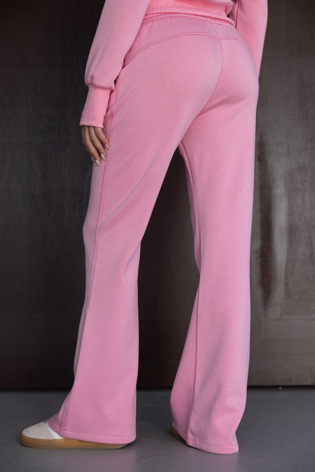 מכנסי טרנינג ורודים לנשים בגזרה רחבה מבד נעים, צילום מאחור, אופנת נוער וצעירות