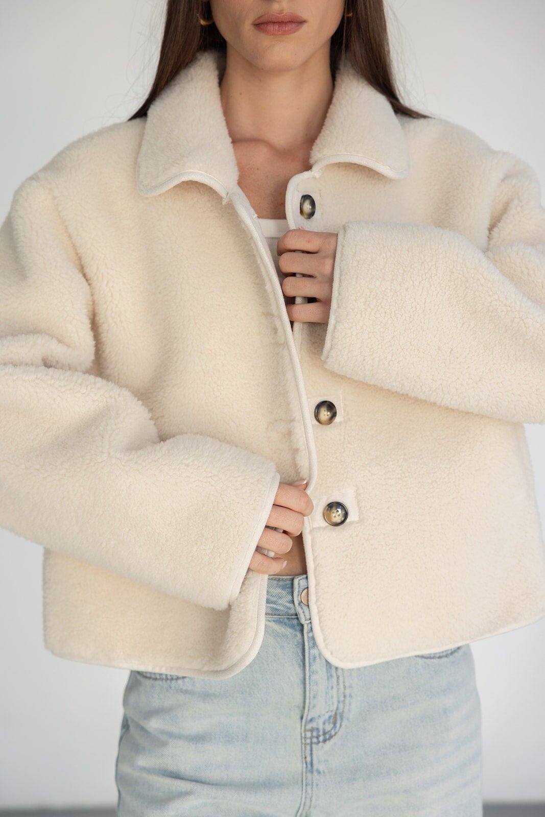 מעיל פרווה קצר לנשים בצבע שמנת, עם כפתורים גדולים, משולב ג'ינס בגזרה טרנדית