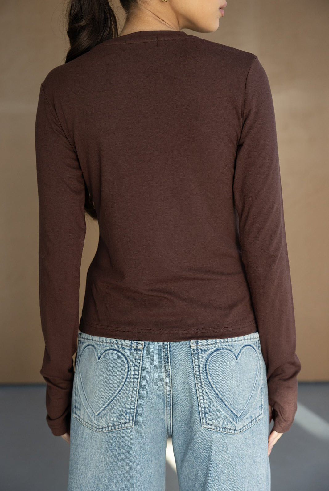 חולצת נשים ארוכה חומה עם ג'ינס כיסים רקמת לב לאופנה צעירה