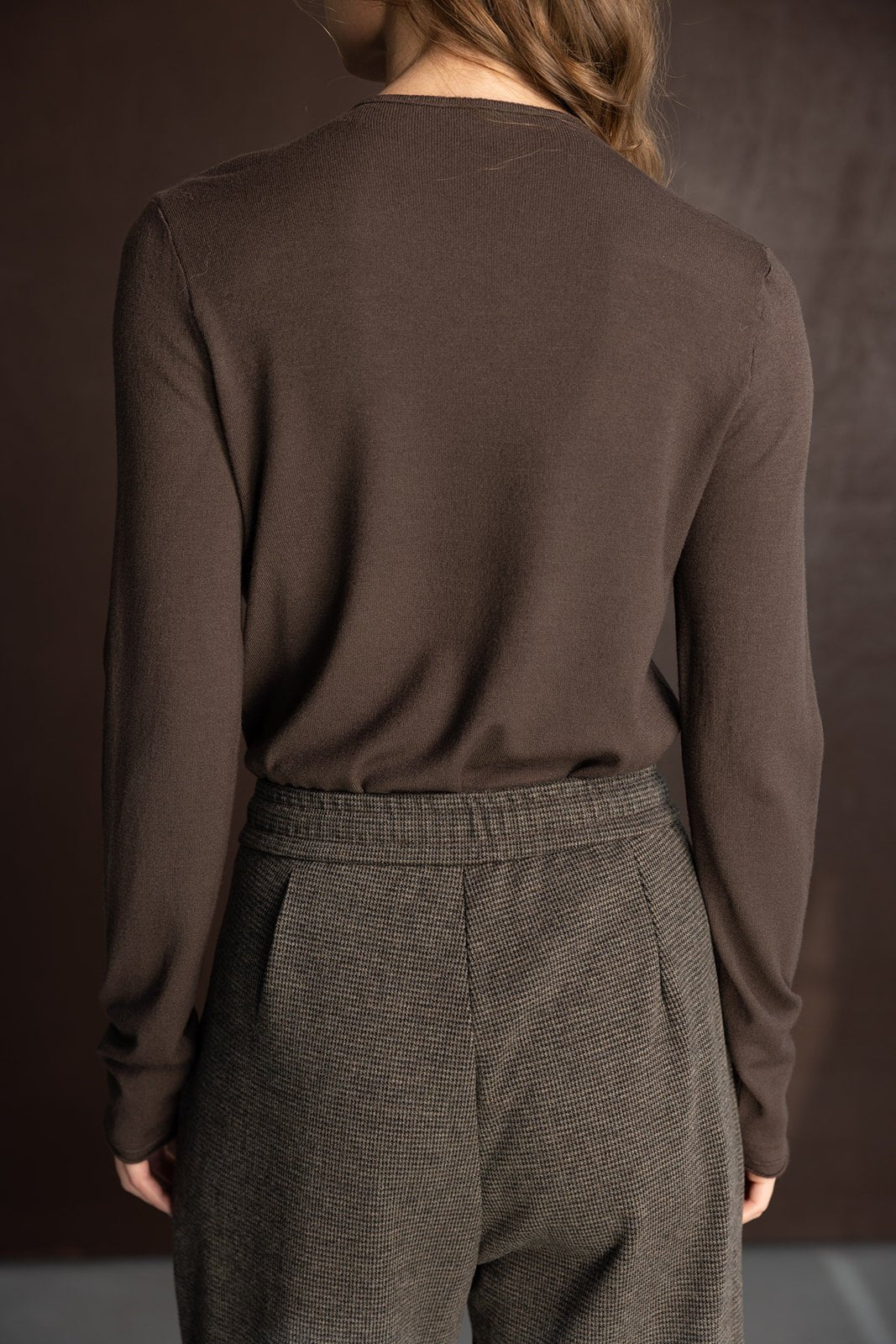 חולצה חומה ארוכה עם מכנסיים משובצים חומים לנשים, צילום מאחור, אופנת חורף אלגנטית