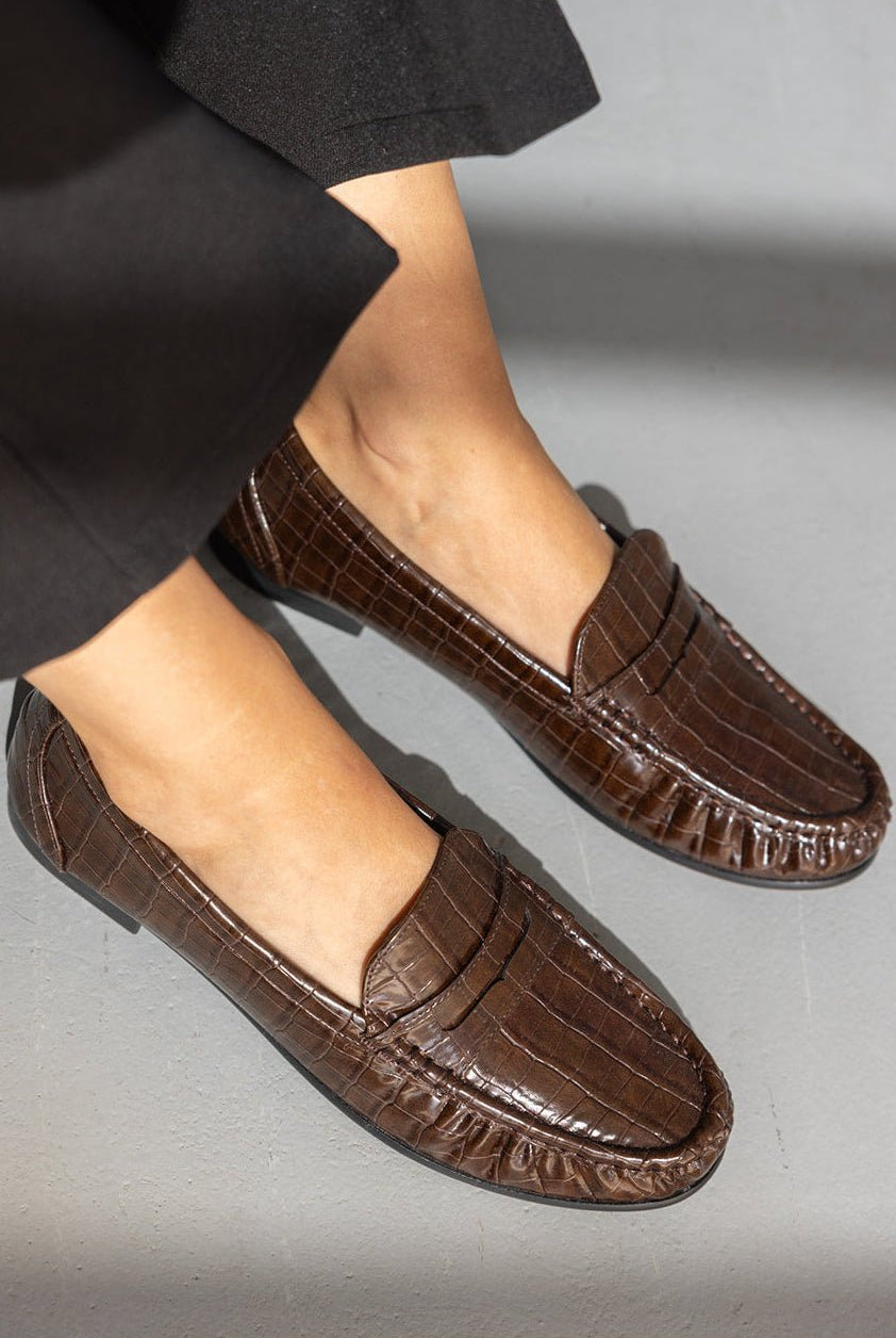 נעלי מוקסין נשים חומות עם מרקם קרוקודיל, אופנה אלגנטית וטרנדית