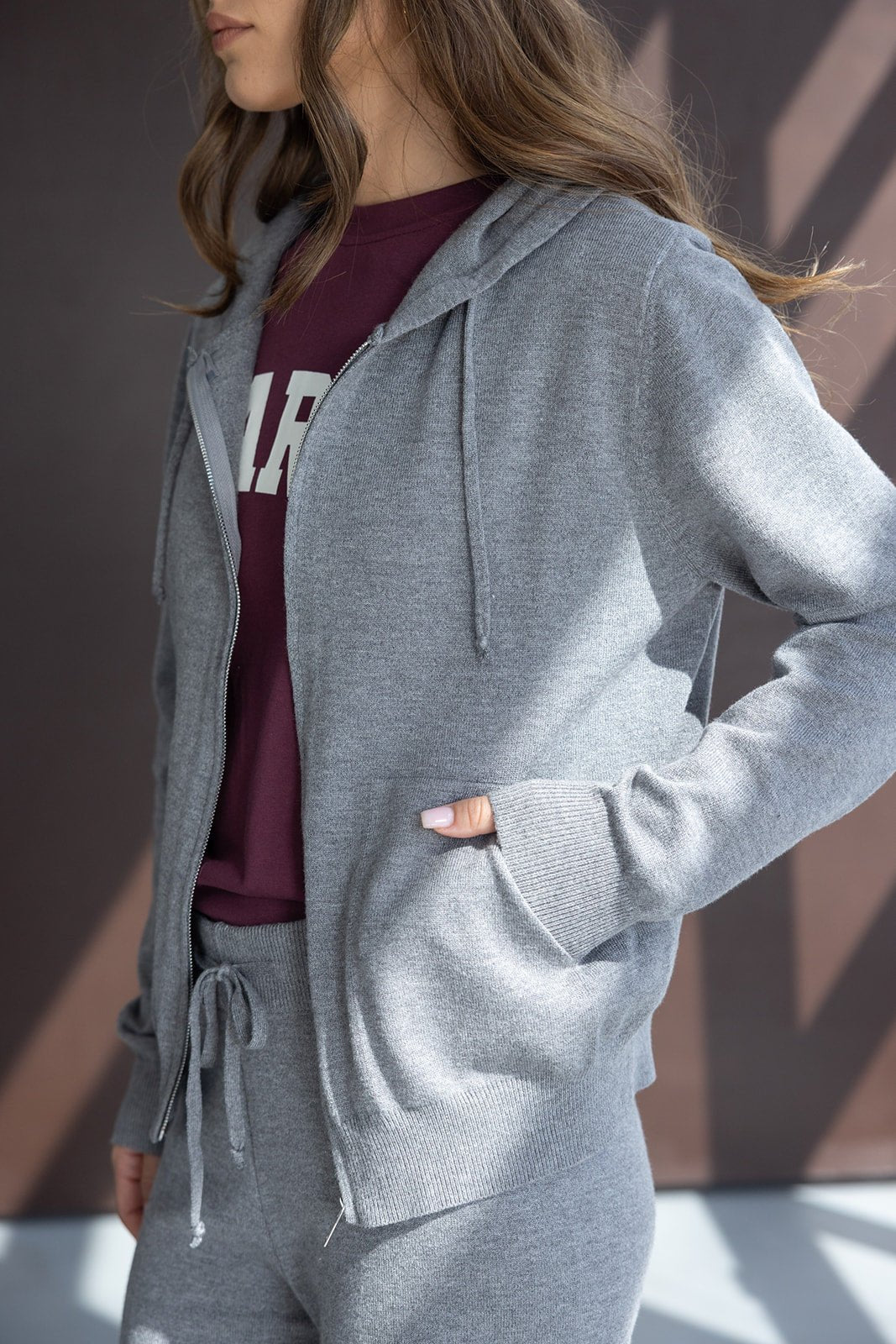 סט ספורט אפור לנשים, סווטשירט קפוצ’ון ורוכסן עם מכנס תואם, מראה קז'ואל אופנתי