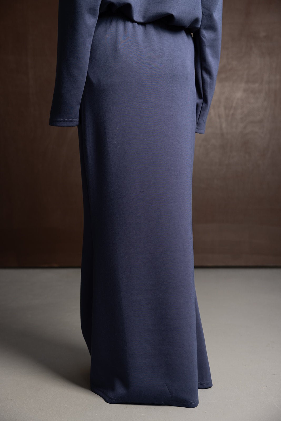 חצאית מקסי כחולה חלקה לנשים, בד דק וגזרה ארוכה מחמיאה, אופנת נשים עכשווית