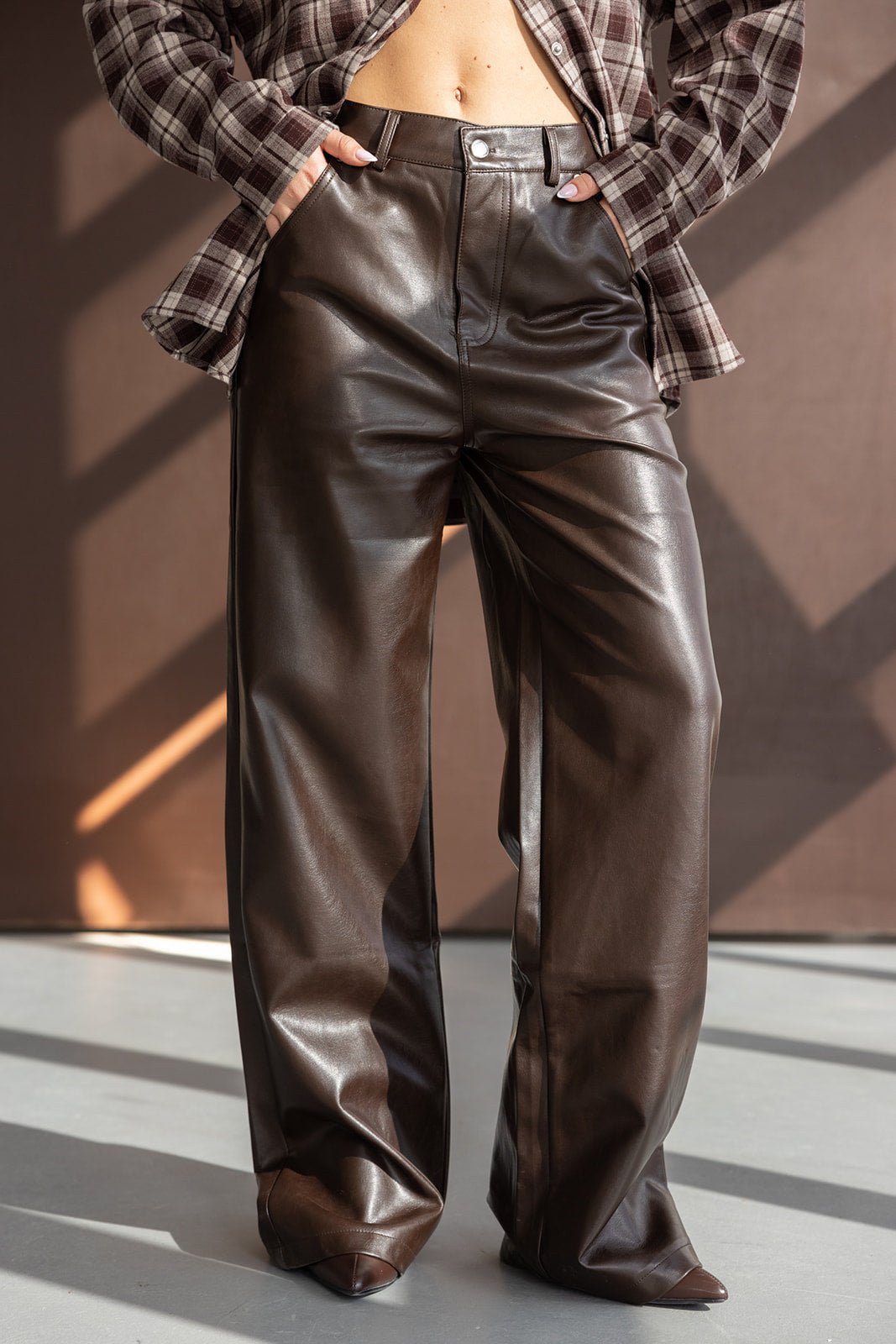 מכנסי עור חום רחבים לנשים, עם חולצת פלנל משובצת, אופנה לנערות