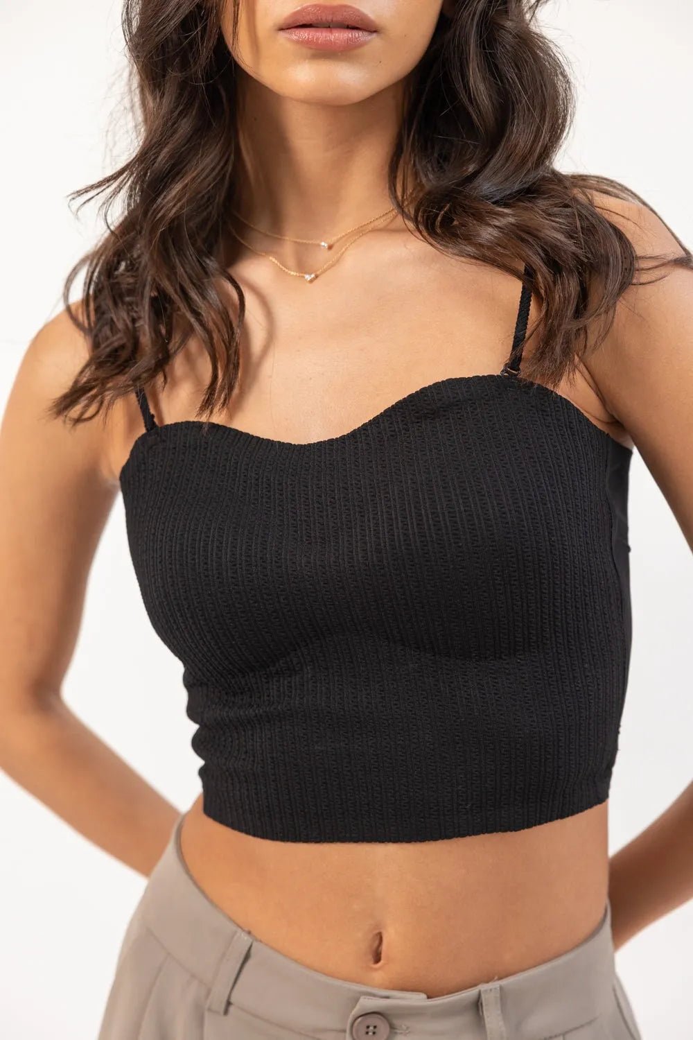 גופיית קרופ ריב שחורה עם כתפיות דקות לנשים, מראה אופנתי קייצי