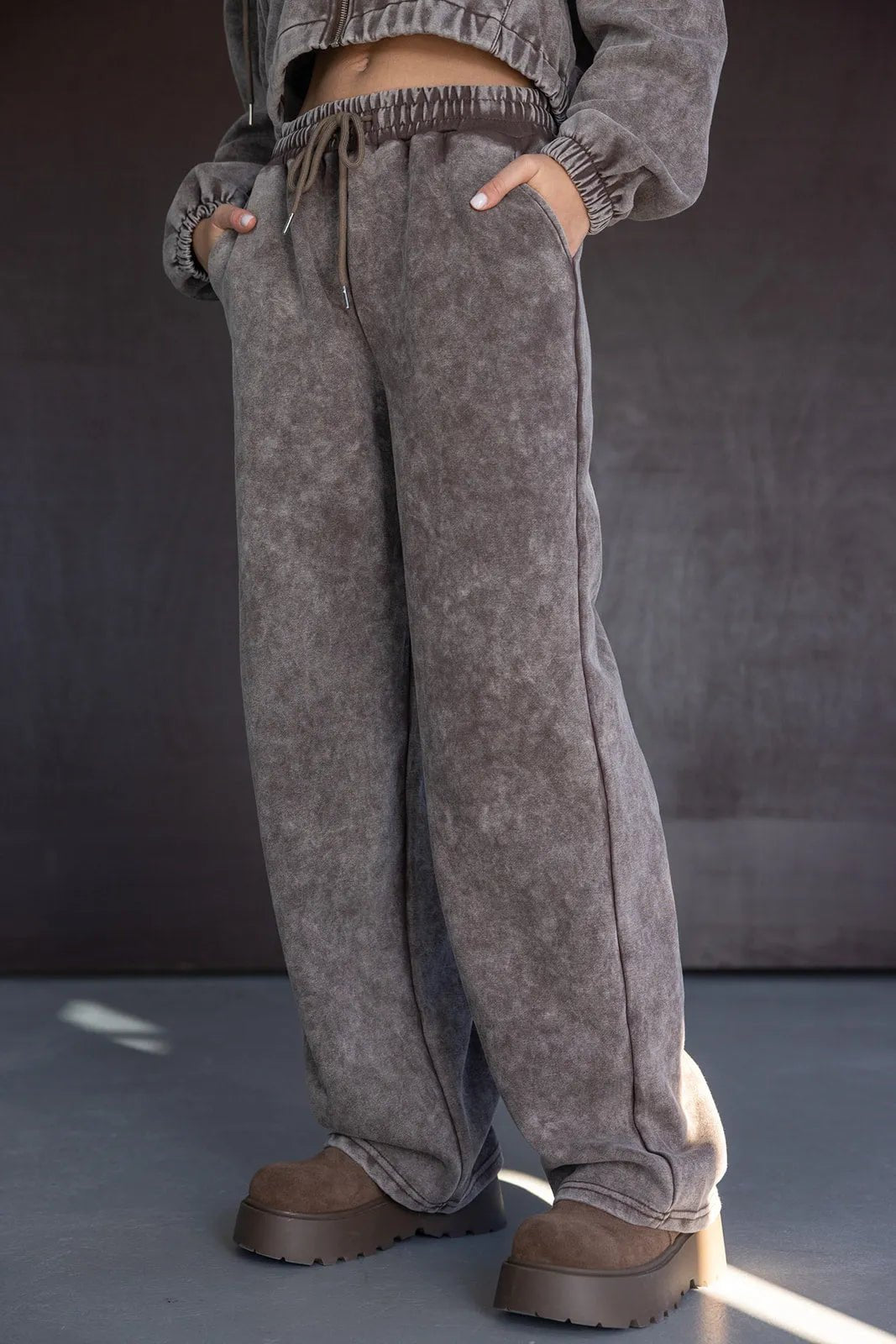 מכנסי ספורט נשים בגזרה רחבה בצבע חום עם גומי במותן, מתאימים לאופנה יומיומית