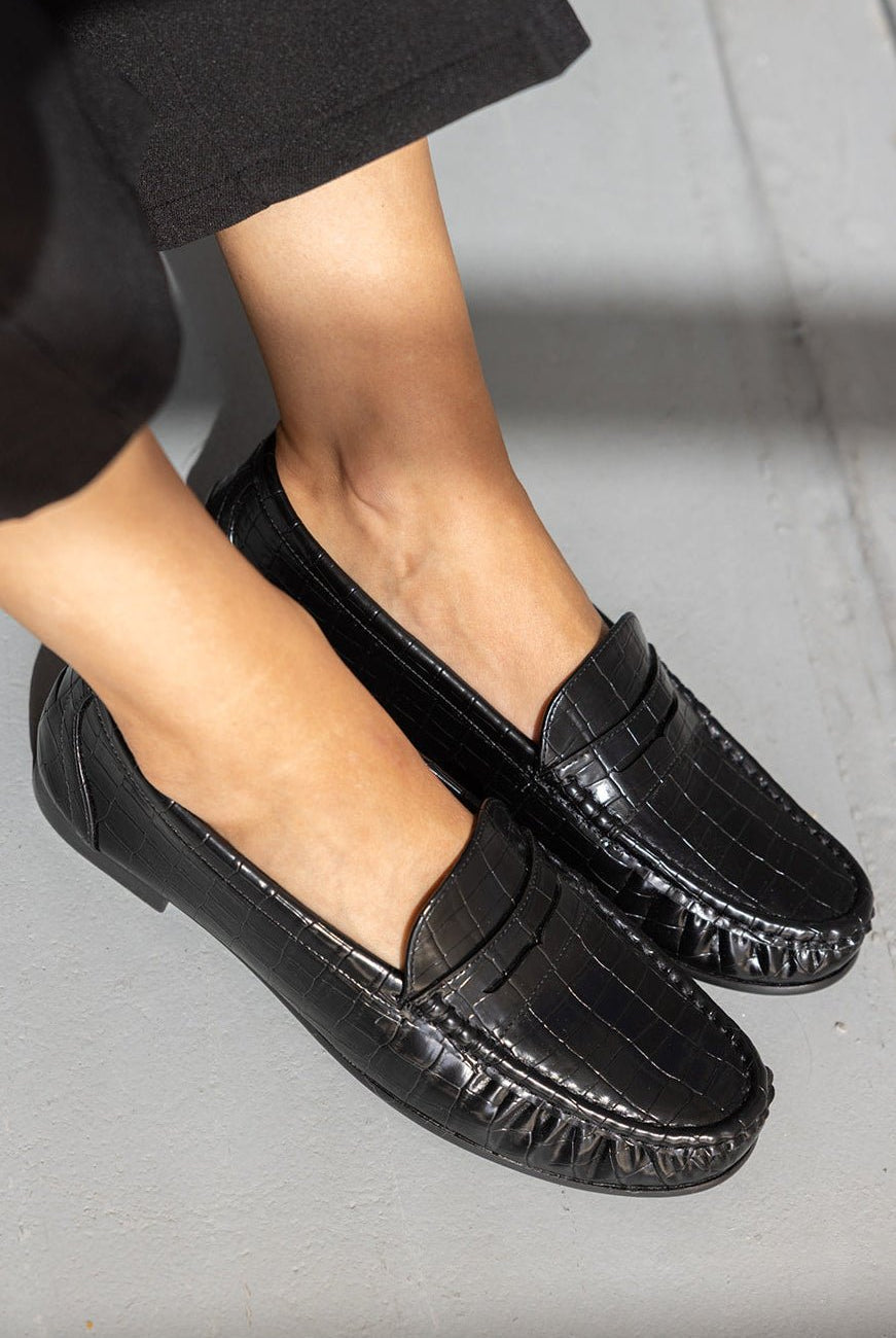 מוקסין נשים שחור עם טקסטורת קרוקודיל, נעליים שטוחות אלגנטיות לאופנה יומיומית