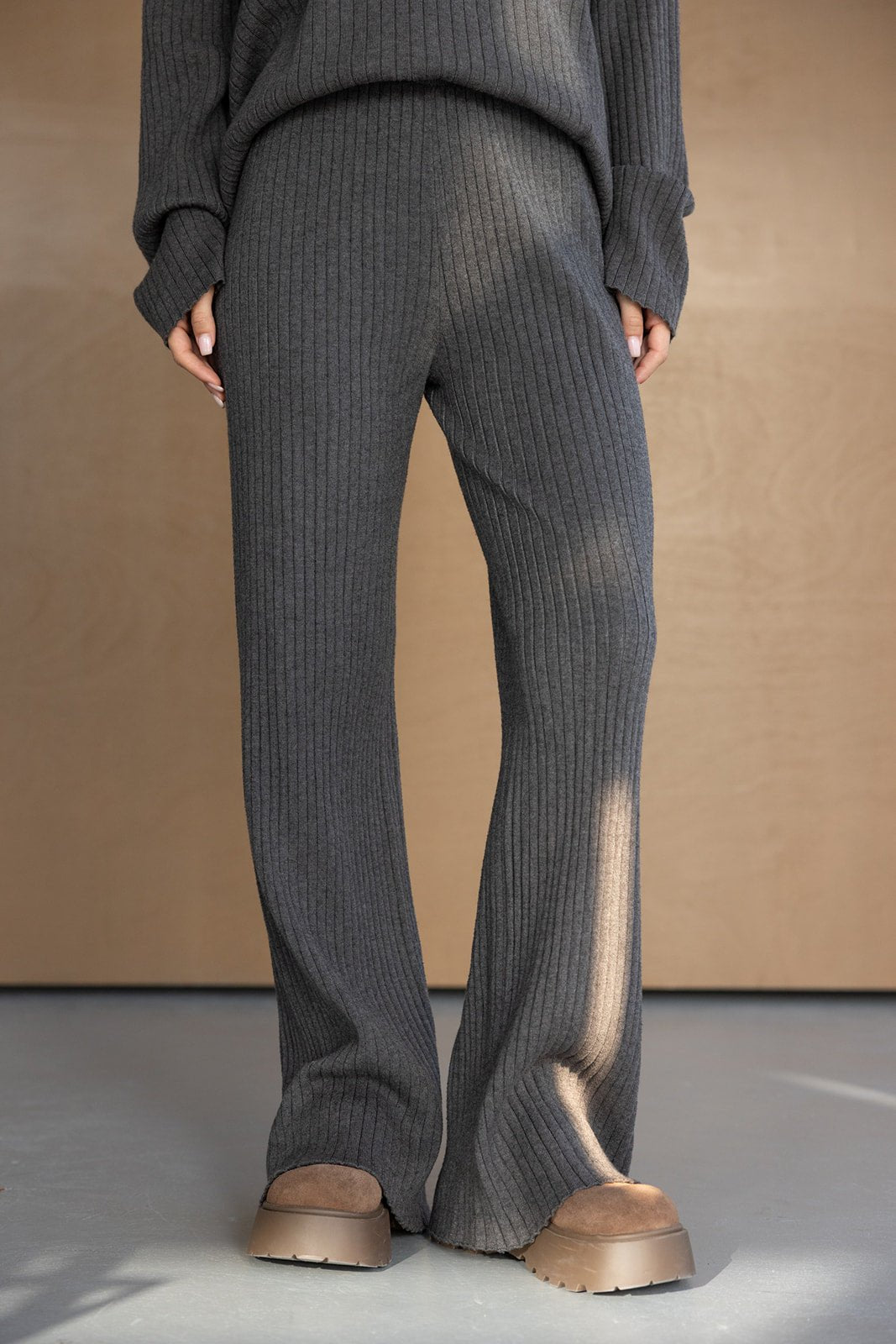 מכנסיים לנשים מבד סריג ריב כהה, גזרה רחבה ונעליים שטוחות חומות, אופנה טרנדית לנערות