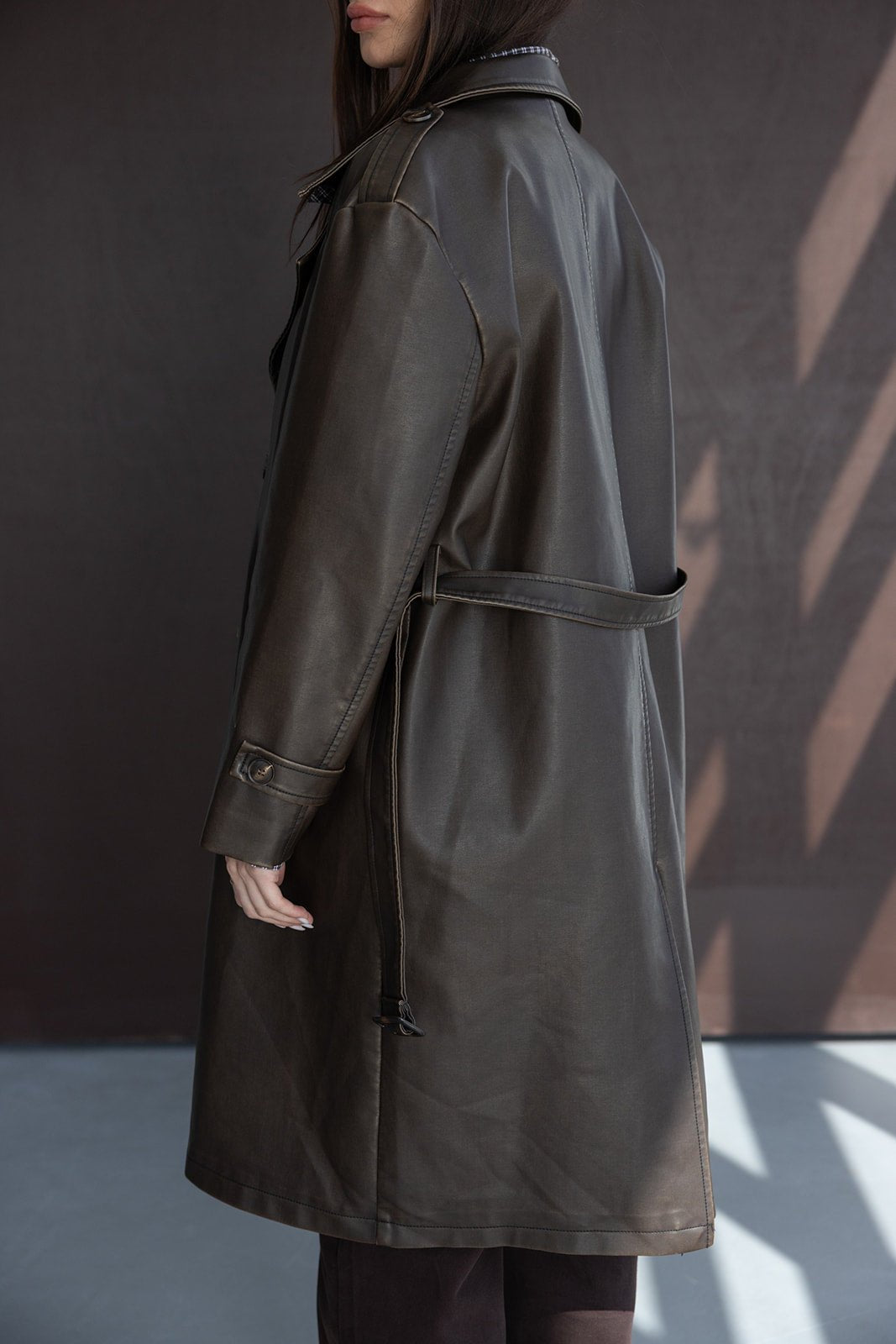 מעיל טרנץ' עור לנשים בצבע חום כהה, אופנת נשים חורף, מראה אלגנטי מודרני