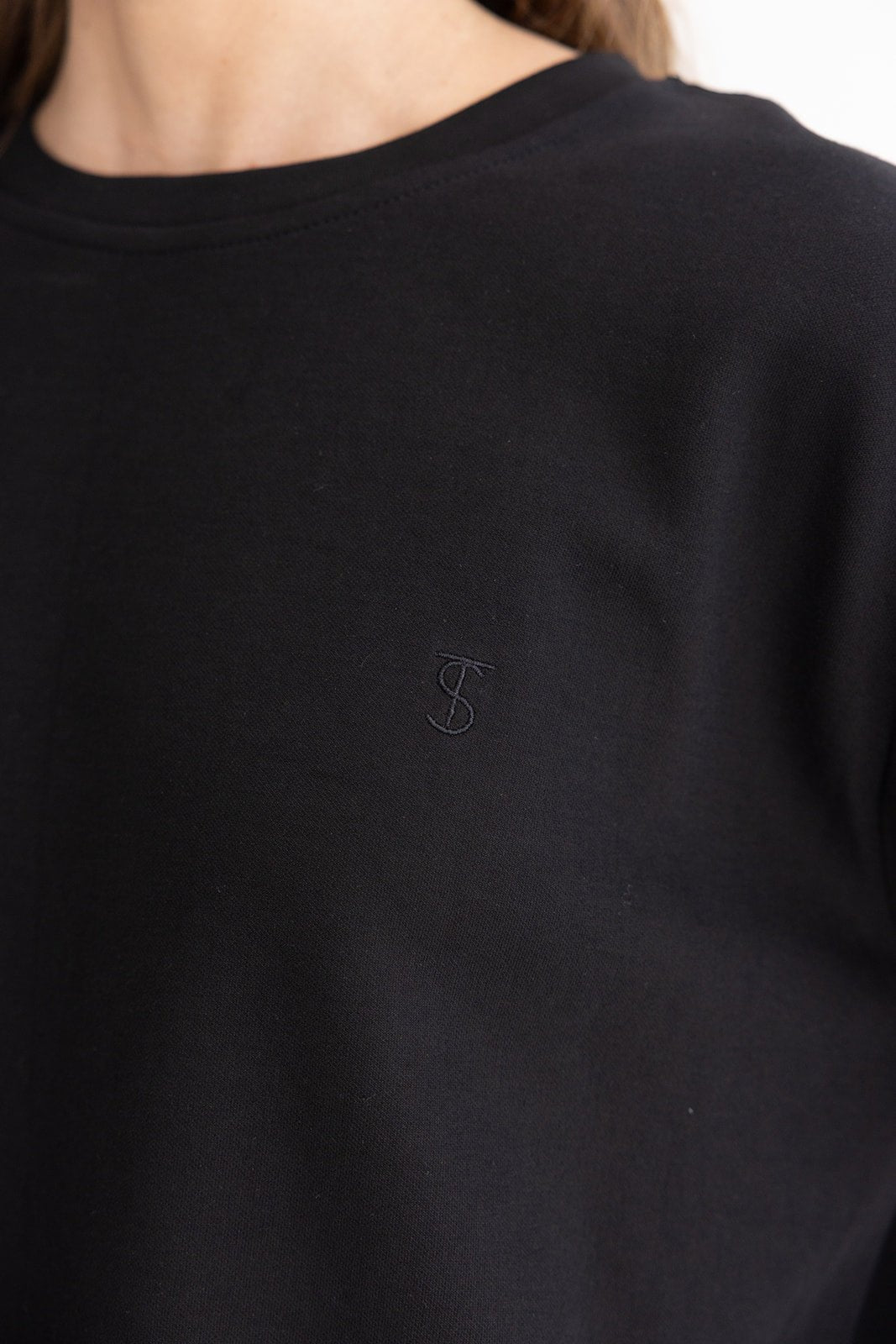 חולצת טי שחורה לנשים עם רקמת אותיות, קז'ואל ואופנתי