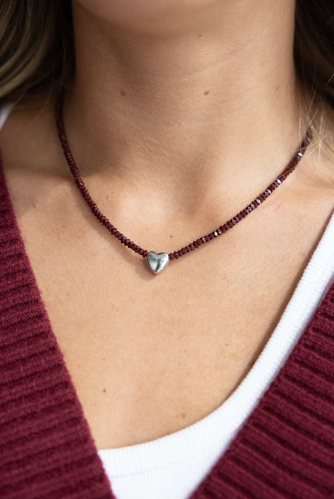 שרשרת קצרה עם חרוזים בורדו ותליון כסף בצורת לב על צוואר אישה, אופנה לנשים