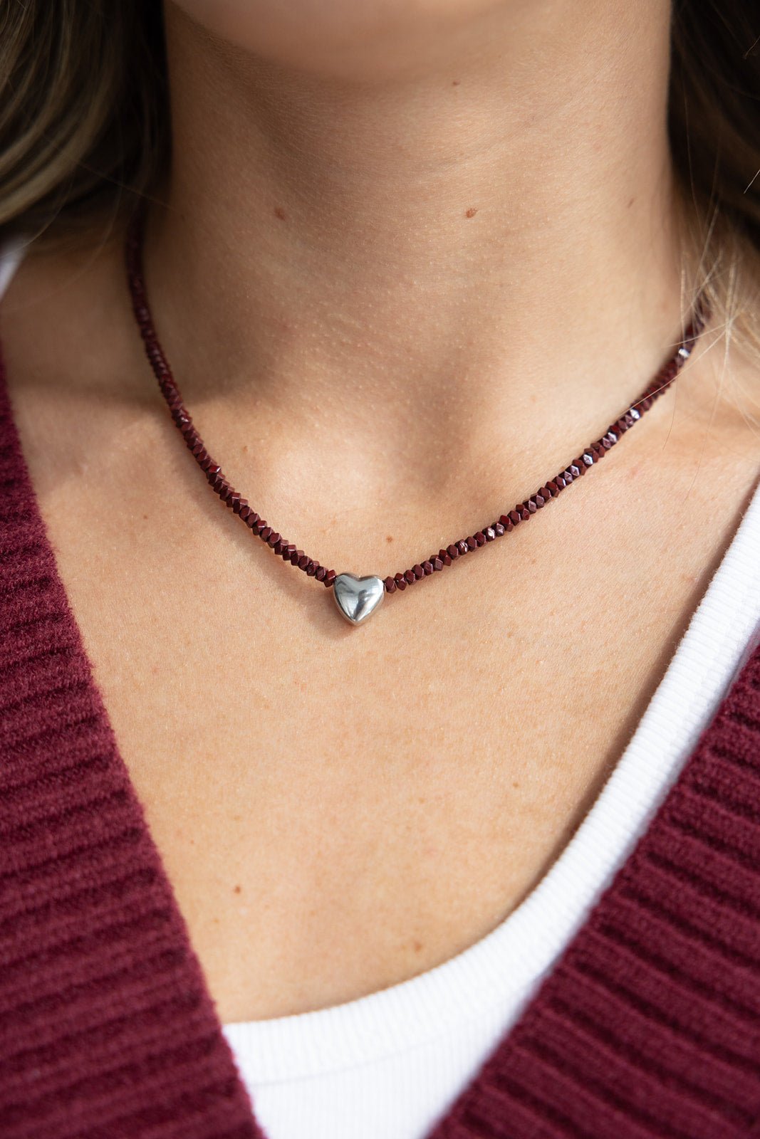 שרשרת קצרה עם חרוזים בורדו ותליון כסף בצורת לב על צוואר אישה, אופנה לנשים