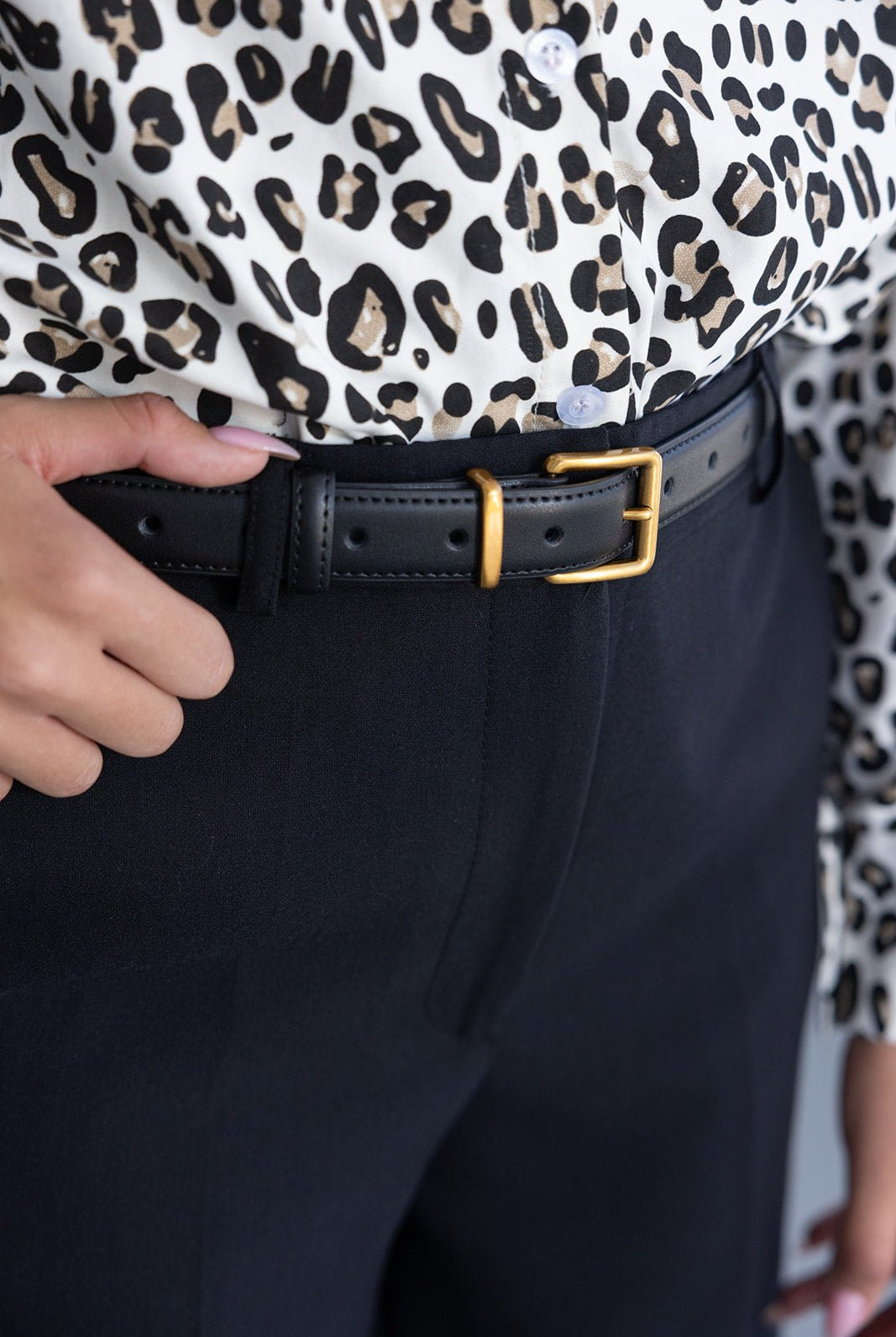 חולצת נשים מודפסת מנומרת עם כפתורים, מכנס שחור וחגורת עור עם אבזם זהב