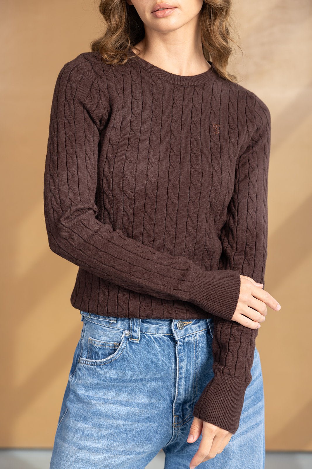 סוודר נשים חום עם דוגמת צמה, שרוולים ארוכים, משולב עם ג'ינס לוק קז'ואל חורפי