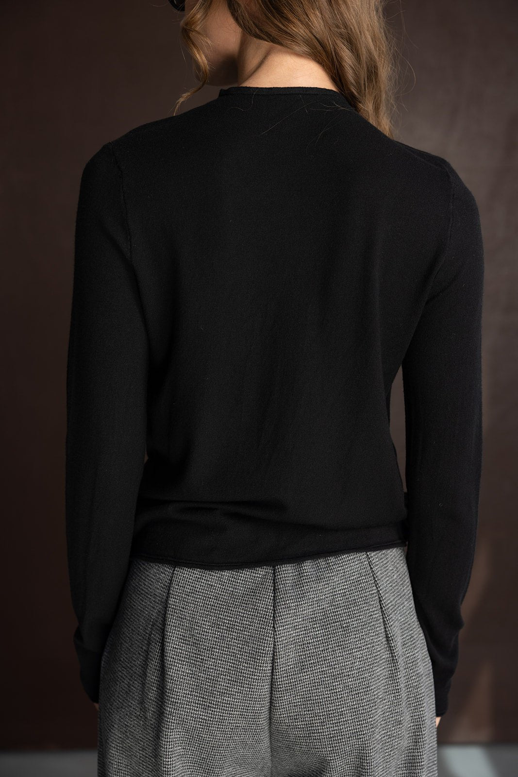 חולצת נשים שחורה עם שרוול ארוך בשילוב מכנסי בד אפורים קלאסיים לאופנה לנערות