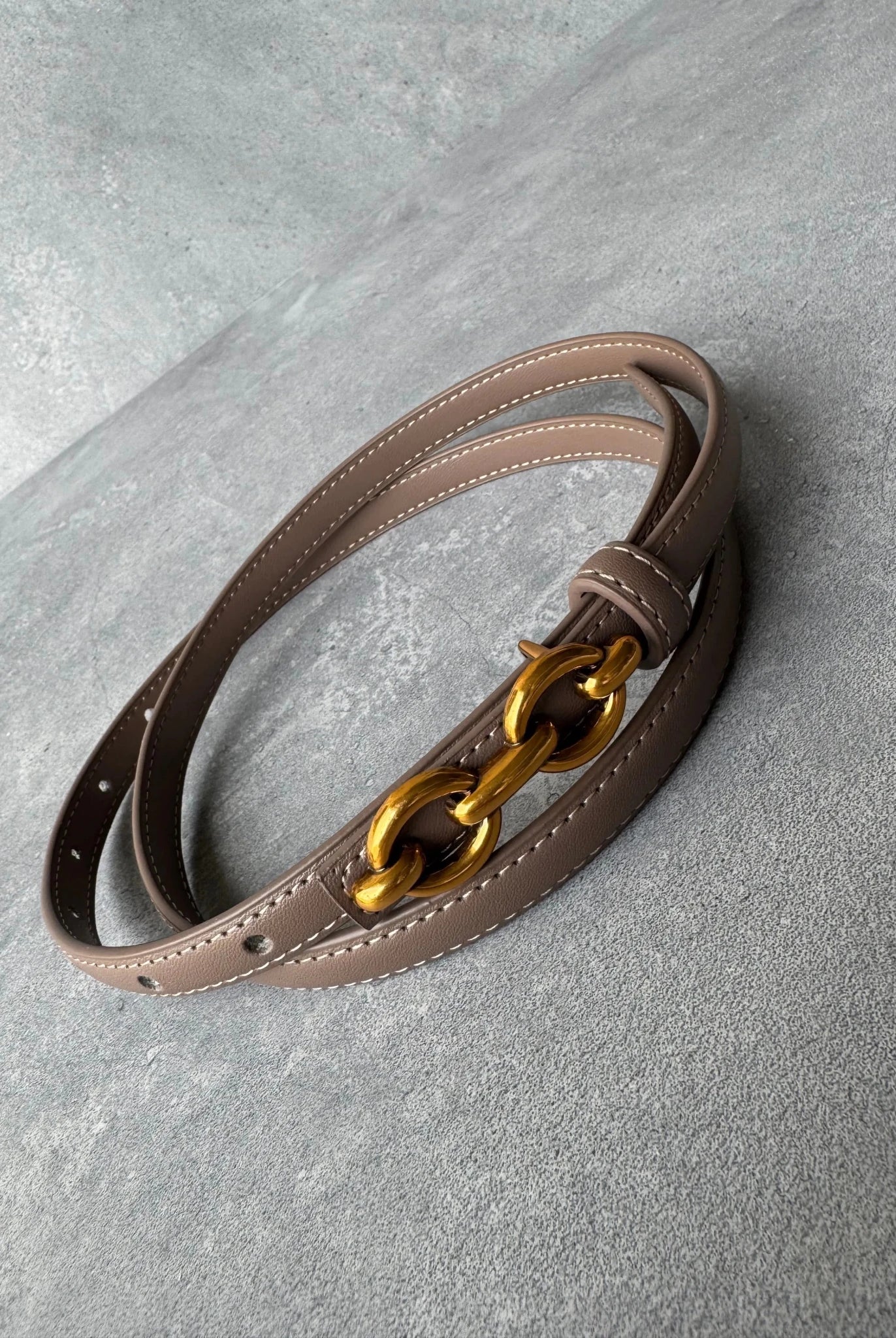 חגורת נשים בצבע מוקה עם תפרים לבנים, אבזם שרשרת זהב, אקססורי אופנתי לנשים