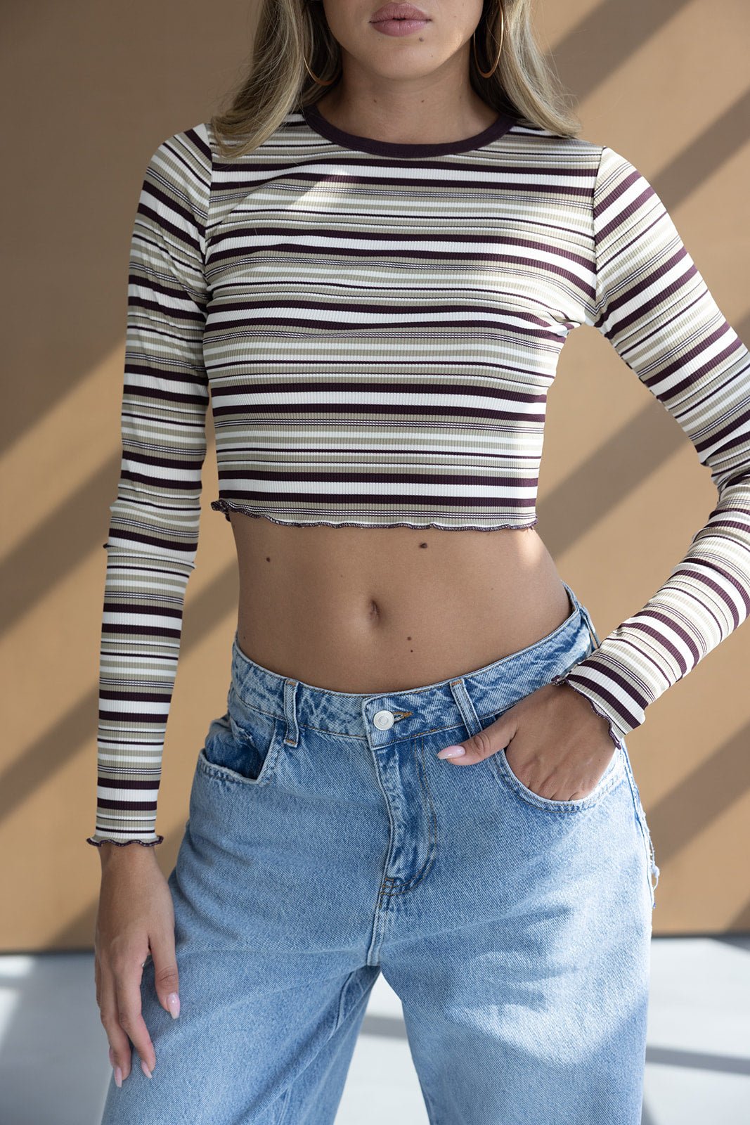 חולצת קרופ פסים ארוכה לנשים עם גזרה צמודה וג'ינס גבוה אופנתי