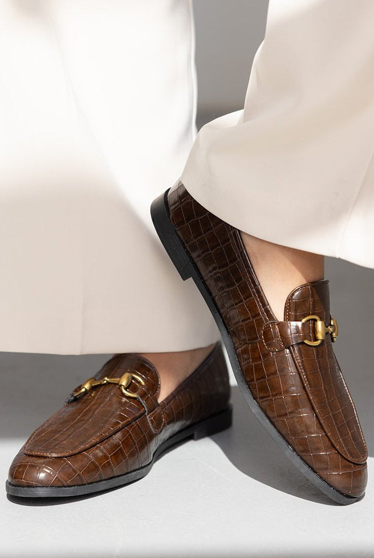 לופרס נשים חומות דמוי עור קרוקודיל עם אבזם זהב, נעליים אלגנטיות אופנתיות