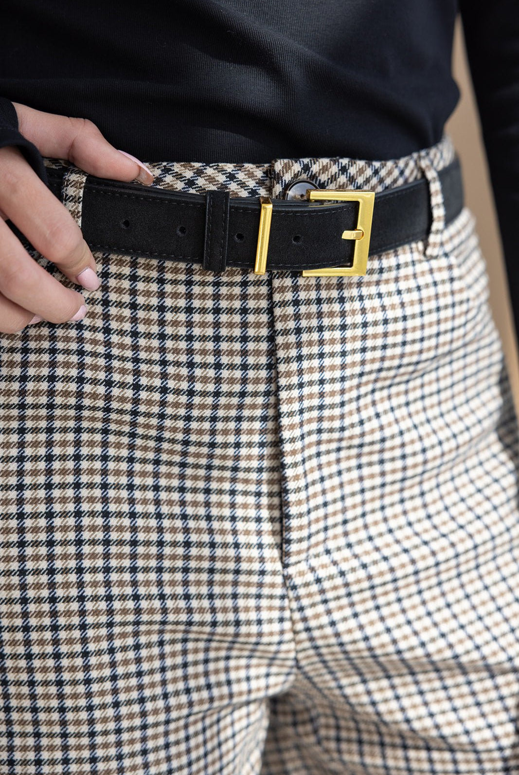 מכנסיים קלאסיים בדוגמת משבצות חום-שחור עם חגורה שחורה ואבזם זהב, אופנת נשים עדכנית