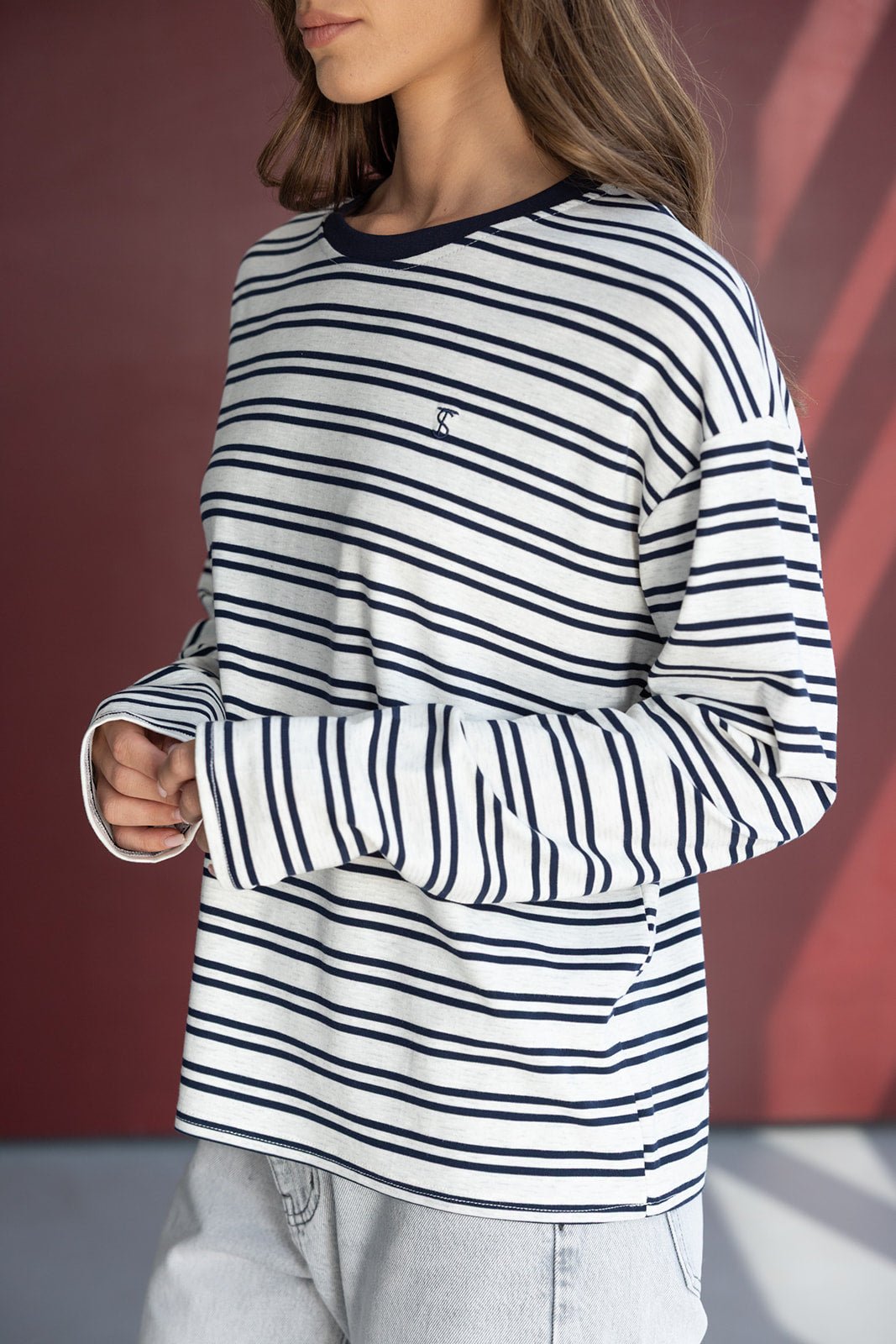 חולצת נשים עם שרוול ארוך בדוגמת פסים שחורים ולבנים, אופנתית וקלילה