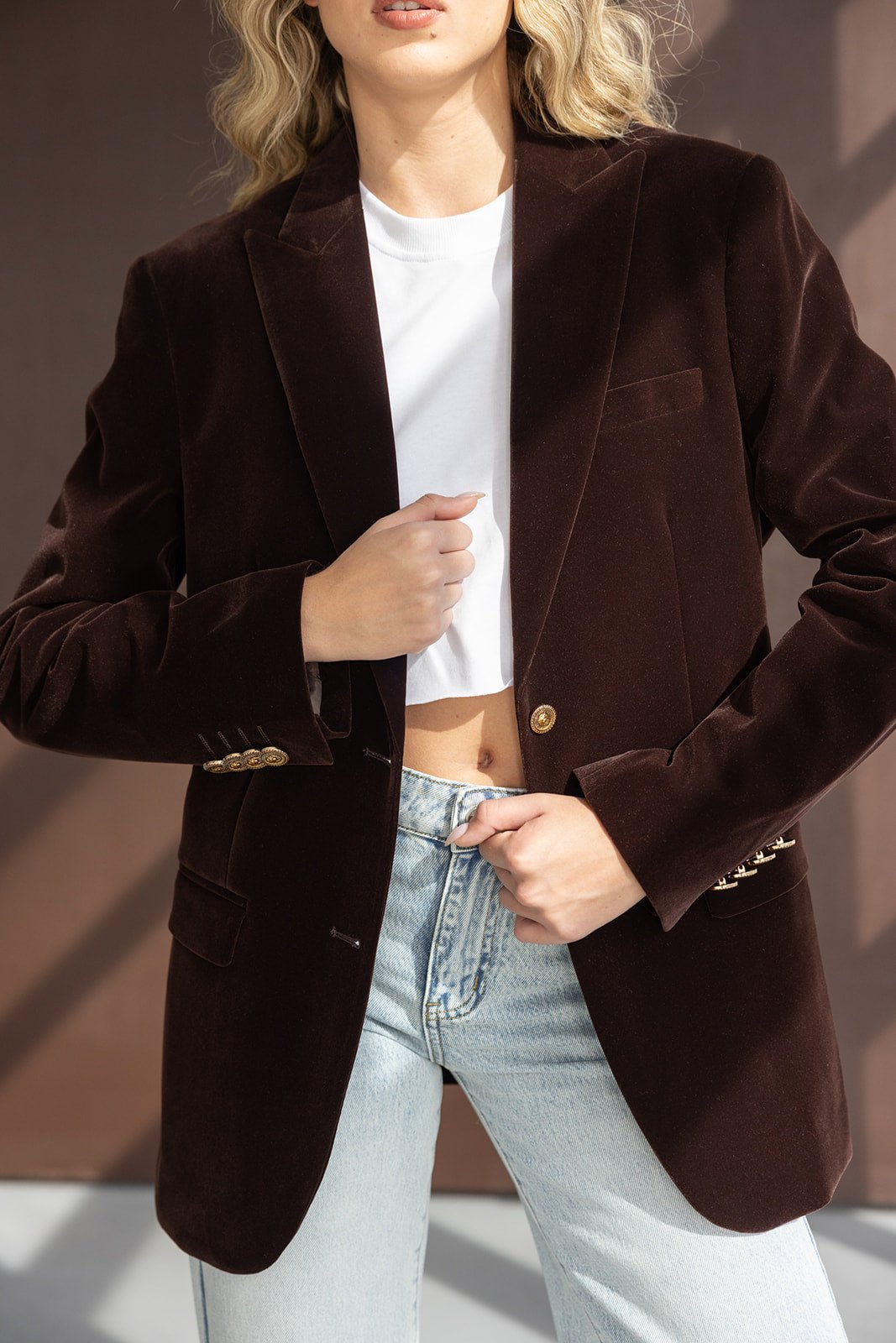 בלייזר קטיפה חום לנשים, כפתורי זהב, עם טי שירט לבנה וג'ינס בהיר, אופנת נשים צעירה