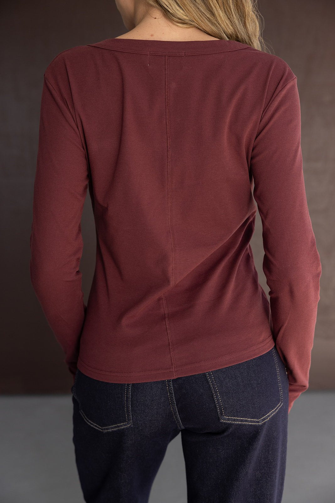 חולצת בייסיק ארוכה בצבע בורדו עם תפר מרכזי, ג'ינס קז'ואל לנשים, צילום גב