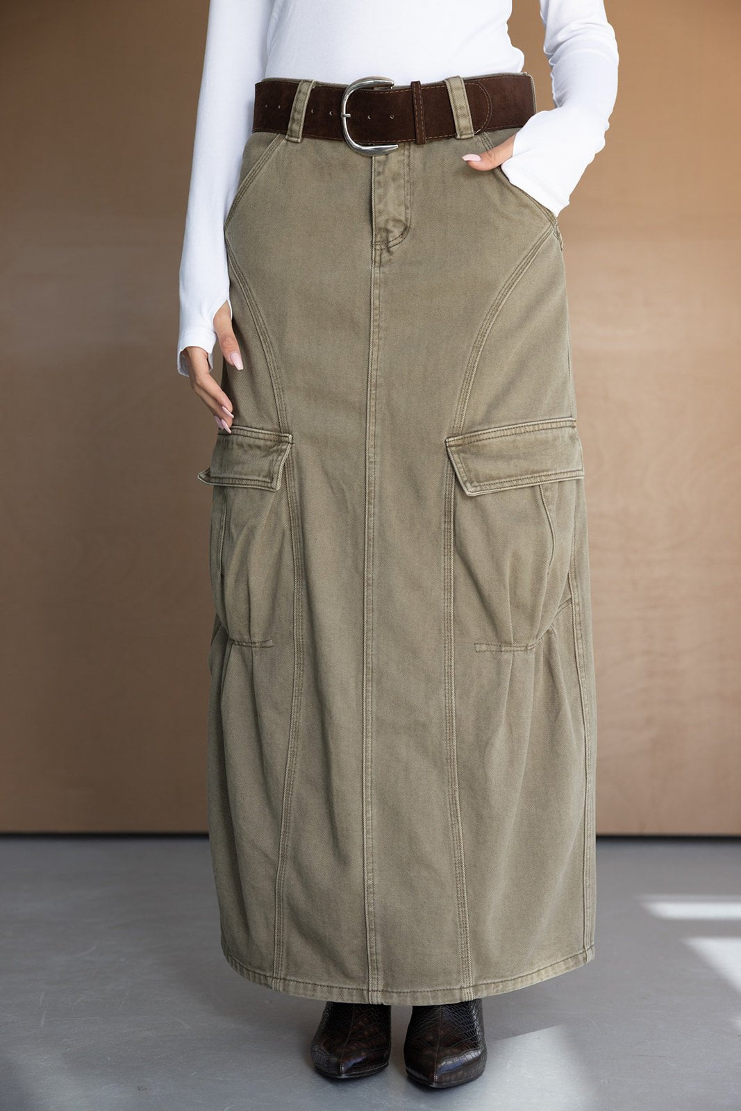 חצאית מקסי ירוקה עם חגורה חומה, כיסים גדולים, מראה קז'ואל לנשים אופנתיות