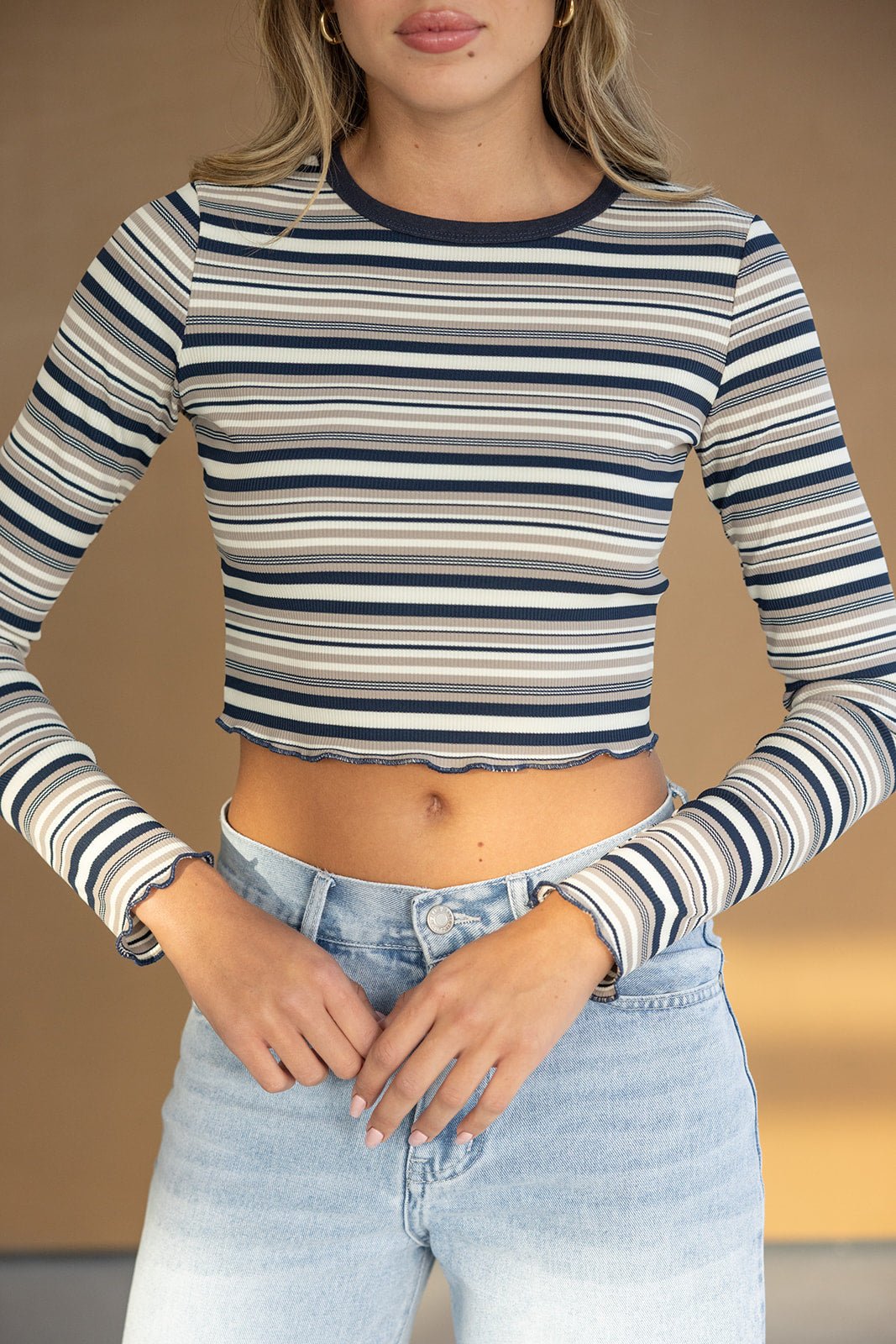 חולצת קרופ פסים ארוכה לנשים בצבעי כחול, שמנת וחום עם ג'ינס אופנתי