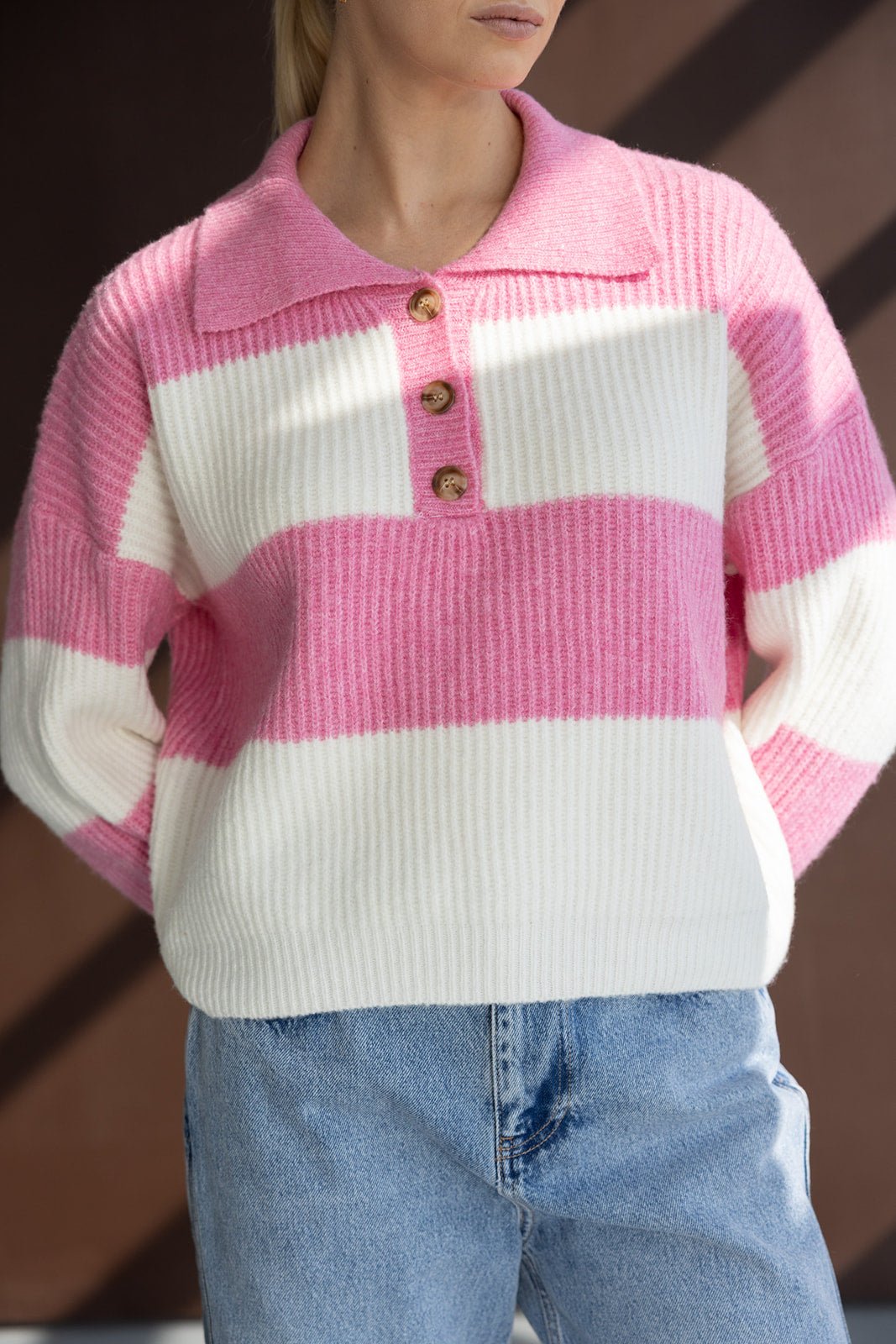 סוודר פסים ורוד ולבן עם כפתורים מעץ, גזרה רחבה, אופנת נשים, ג'ינס בהיר