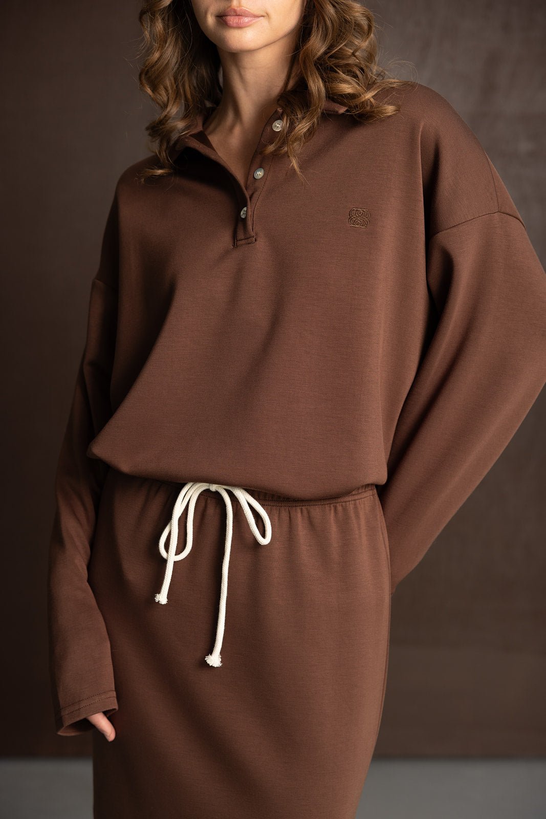 שמלת קפוצ'ון חום לנשים עם שרוך לבן, שרוול ארוך וכפתורים, אופנת נשים מודרנית