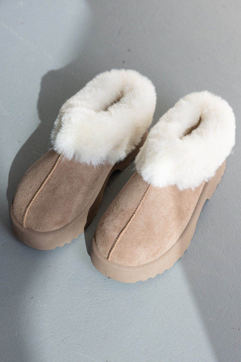 נעלי בית לנשים בגוון בז', פרווה לבנה רכה וסוליה עבה – אופנה חורפית לנערות