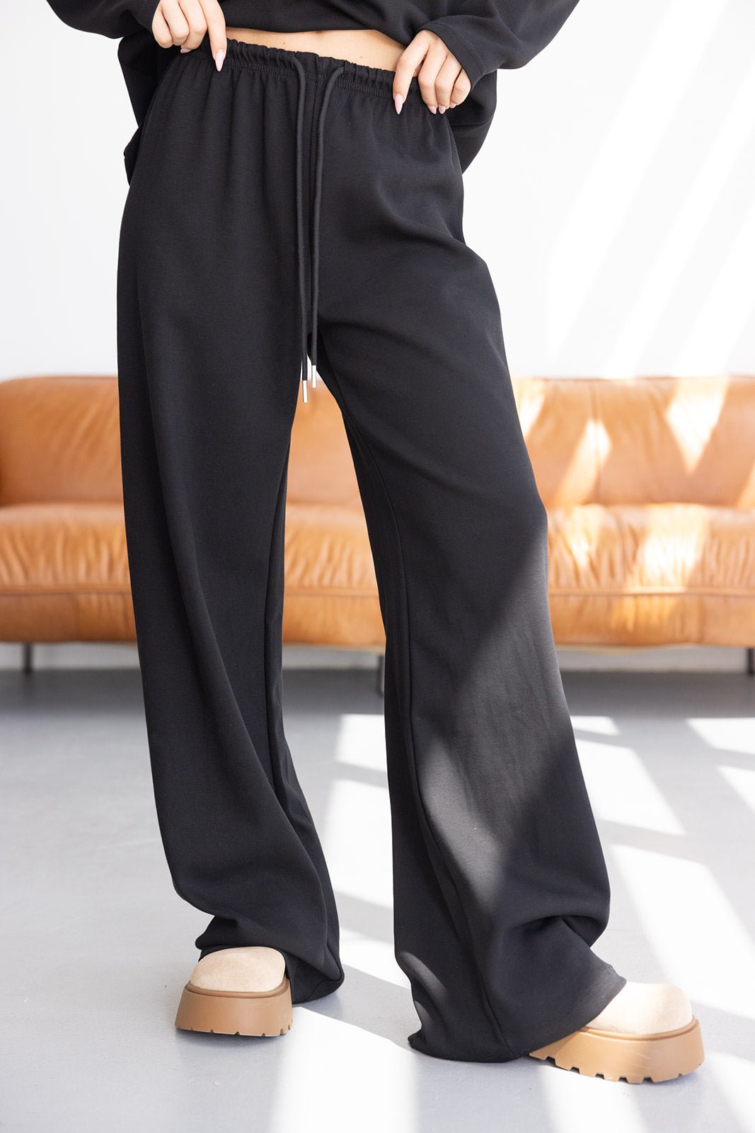 מכנסי טרנינג שחורים לנשים עם גומי במותן, גזרה רחבה, אופנת נשים ונערות בסטודיו מואר