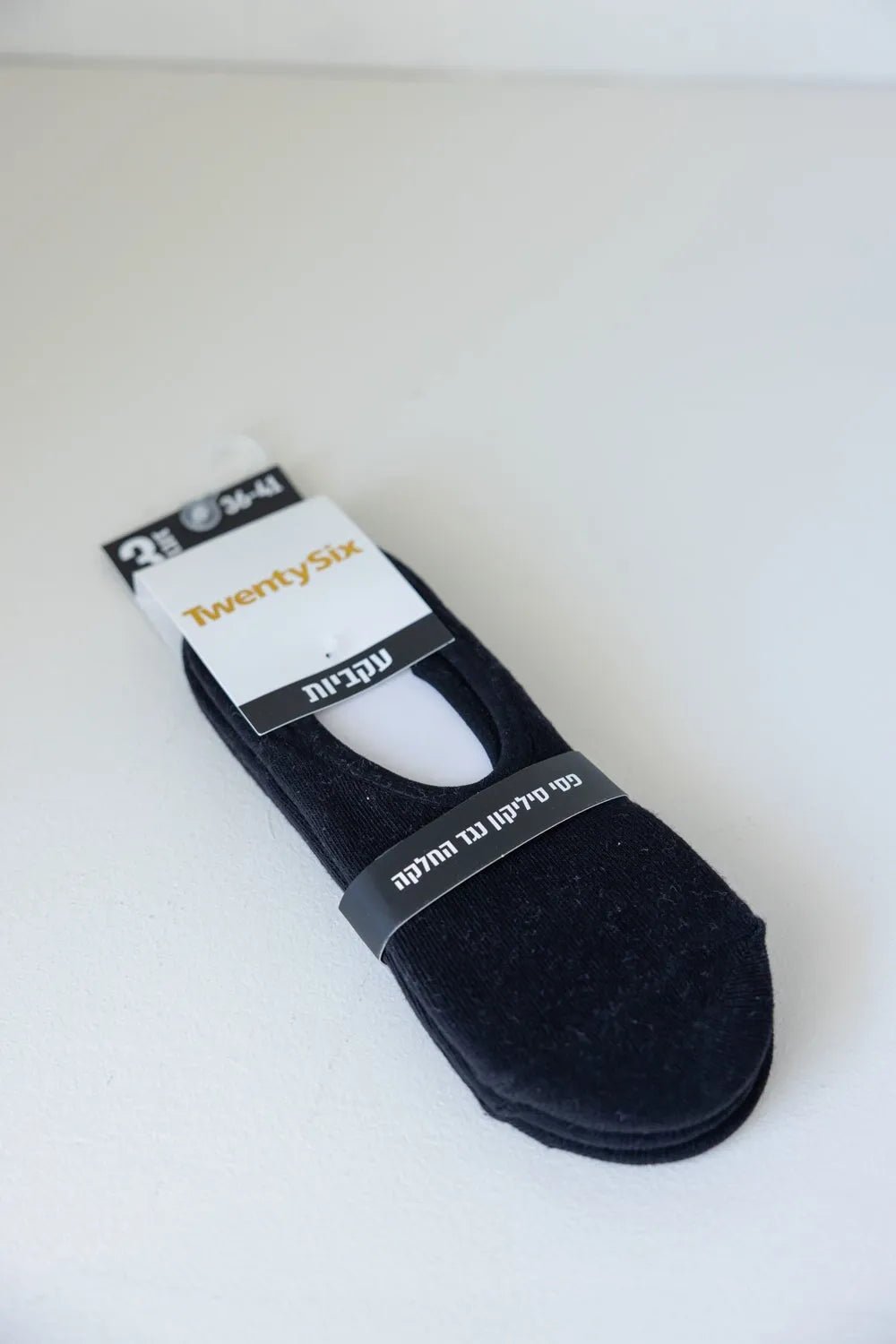 גרבי עקביות לנשים בצבע שחור, מארז זוג, טווח מידות 36-41, מונחות על משטח בהיר